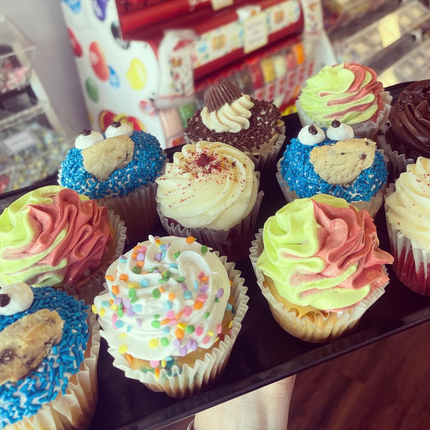 CUPCAKES OF THE WEEK!
Chocolate peanut butter
Funfetti 
Death by chocolate 

Besides the classics this week we have 🧁 
🍪Cookie Monster 
🍓 strawberry limeade 
❤️Red velvet 

9-4 everyday and 9-2 on Sundays !! 
Come visit us !