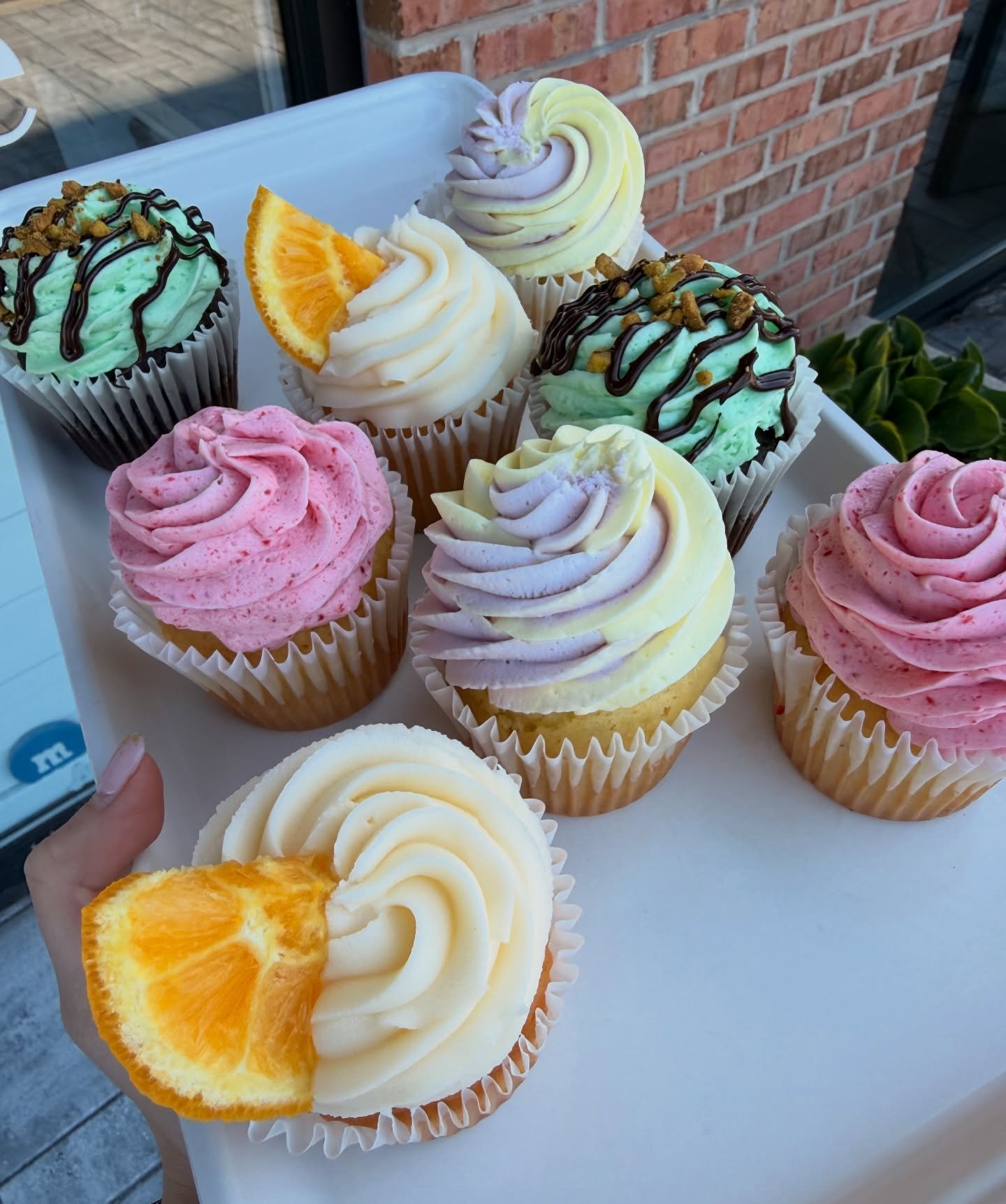 This weeks cupcake flavors are bringing the ☀️ and warm weather 💜✨🌷☀️

🫐 Blueberry lemon- lemon cupcake filled with blueberry &amp; topped with lemon blueberry twist icing
💚Pistachio cheesecake - chocolate cupcake filled with pistachio cheesecake