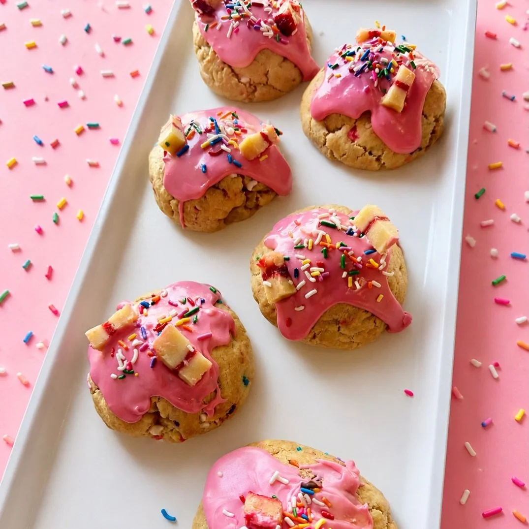 HAPPY MAY! 🍩 🍓💓✨

May stuffed Cookie of the Month is here and she&rsquo;s ✨nostalgic✨🍓

Strawberry Pop Tart Cookie 💕✨

Loaded with white chocolate chips, sprinkles, and chunks of strawberry pop tart&hellip; then topped with a strawberry doughnut