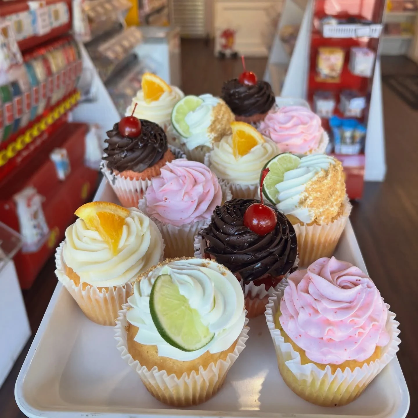 This weeks lineup is 🔥🧁💜✨

🍋 Lemon raspberry - lemon cupcake, lemon filling, raspberry buttercream 
🍊 Creamsicle- orange cupcake, cream cheese frosting, orange garnish 
🍋&zwj;🟩 Key lime pie- vanilla cupcake, key lime pie filling, key lime whip