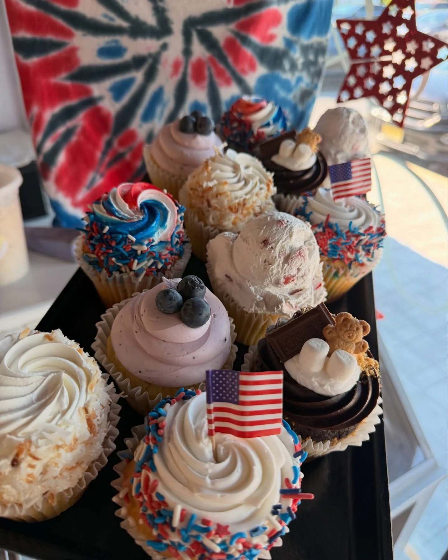 Getting ready to kick off MDW 🇺🇸 
🍓 Strawberry shortcake- vanilla cake, fresh strawberries and whipped cream 
🫐Blueberry- vanilla cupcake with bb filling and bb buttercream
🔥S&rsquo;mores- chocolate graham cracker cupcake filled with Marshmellow