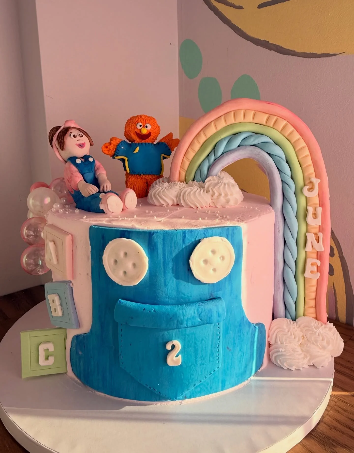 This sweet Ms. Rachel inspired birthday cake was packed with all the favorites &mdash; overalls, rainbow, bubbles, blocks, and friends for the happiest little TWO-year-old ✨💓 🫧 🌈🧸

The sweetest handmade details for a very special TWO-year-old 💙?