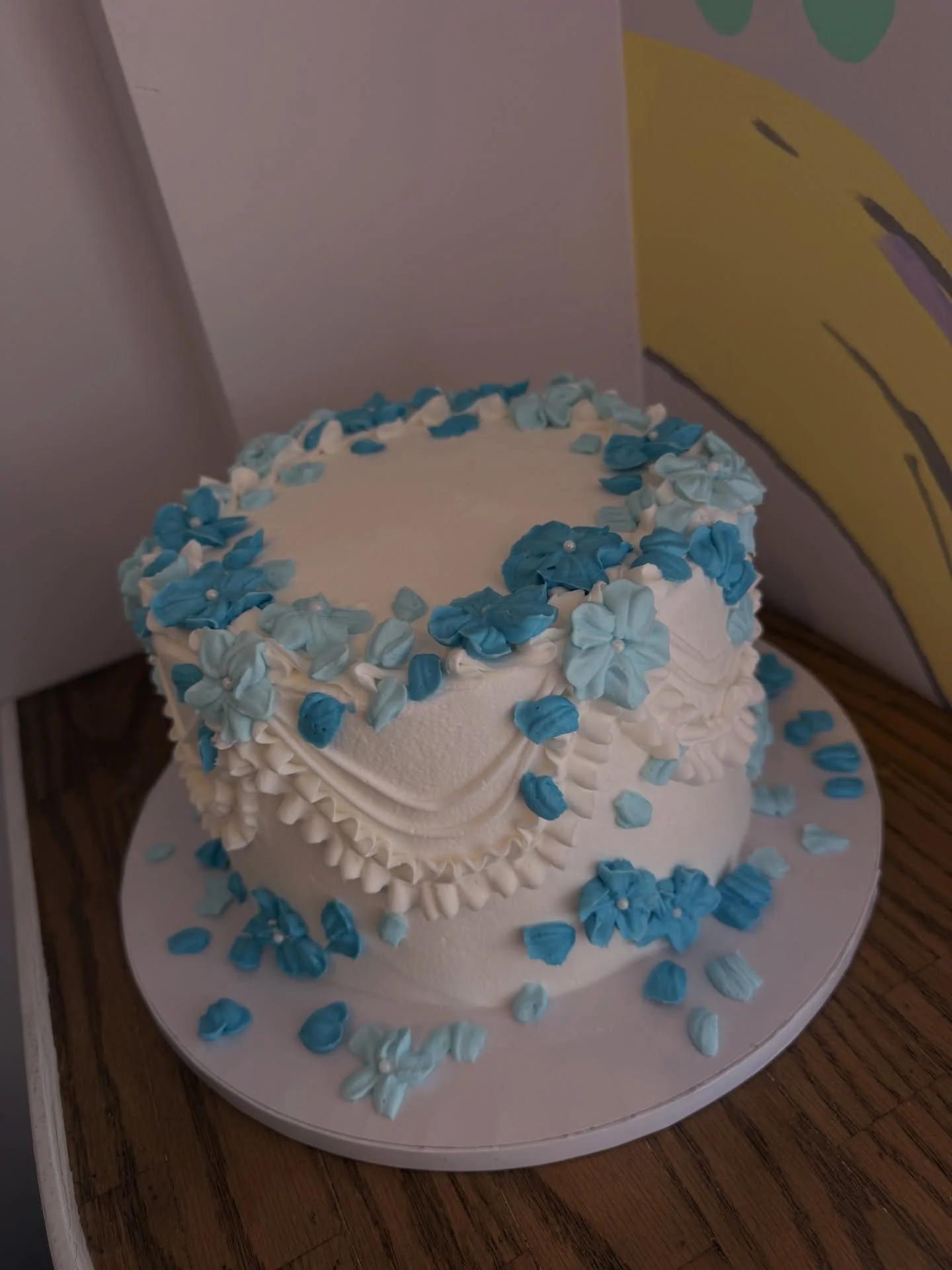 From elegant florals to timeless buttercream details, there&rsquo;s something so special about creating the centerpiece for one of the happiest days in a couple&rsquo;s life. 🤍

This beauty features delicate blue florals, soft ruffles, and classic d