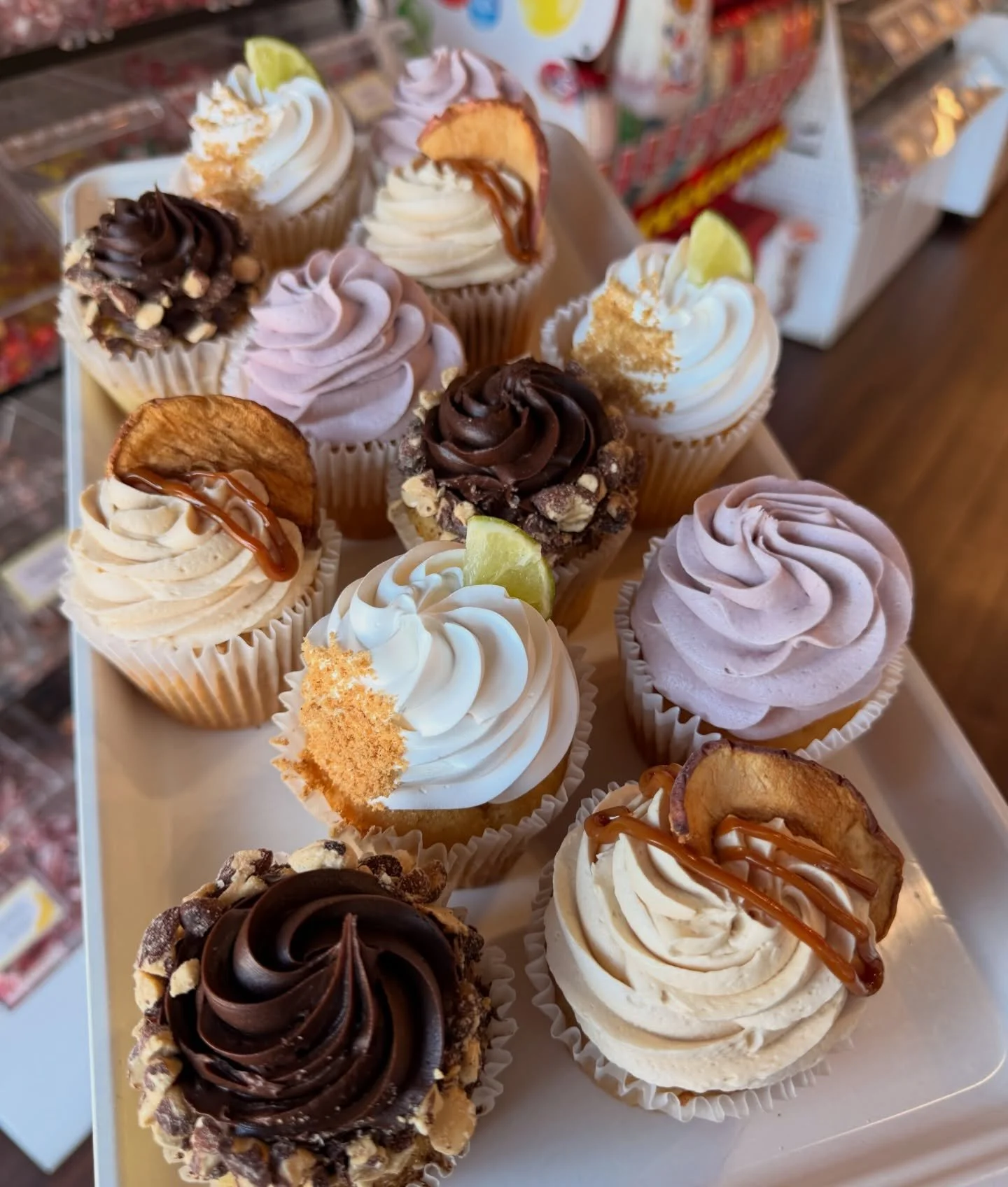 This weeks cupcake flavors are not to miss! ✨💜

🍋 Lemon Blackberry- lemon cupcake, filled with blackberry jam, blackberry buttercream 

🍋&zwj;🟩 Key lime -vanilla cupcake filled with our homemade Keylime pie filling iced with Key lime whipped crea