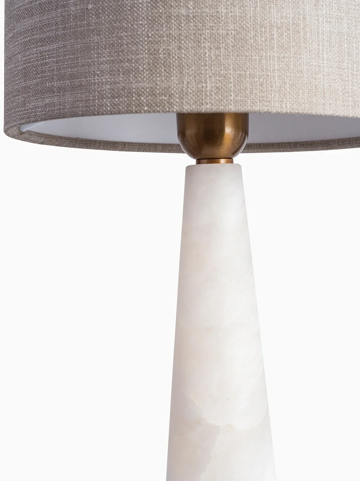heathfield-tablelamp-ives-closeup-gb.webp
