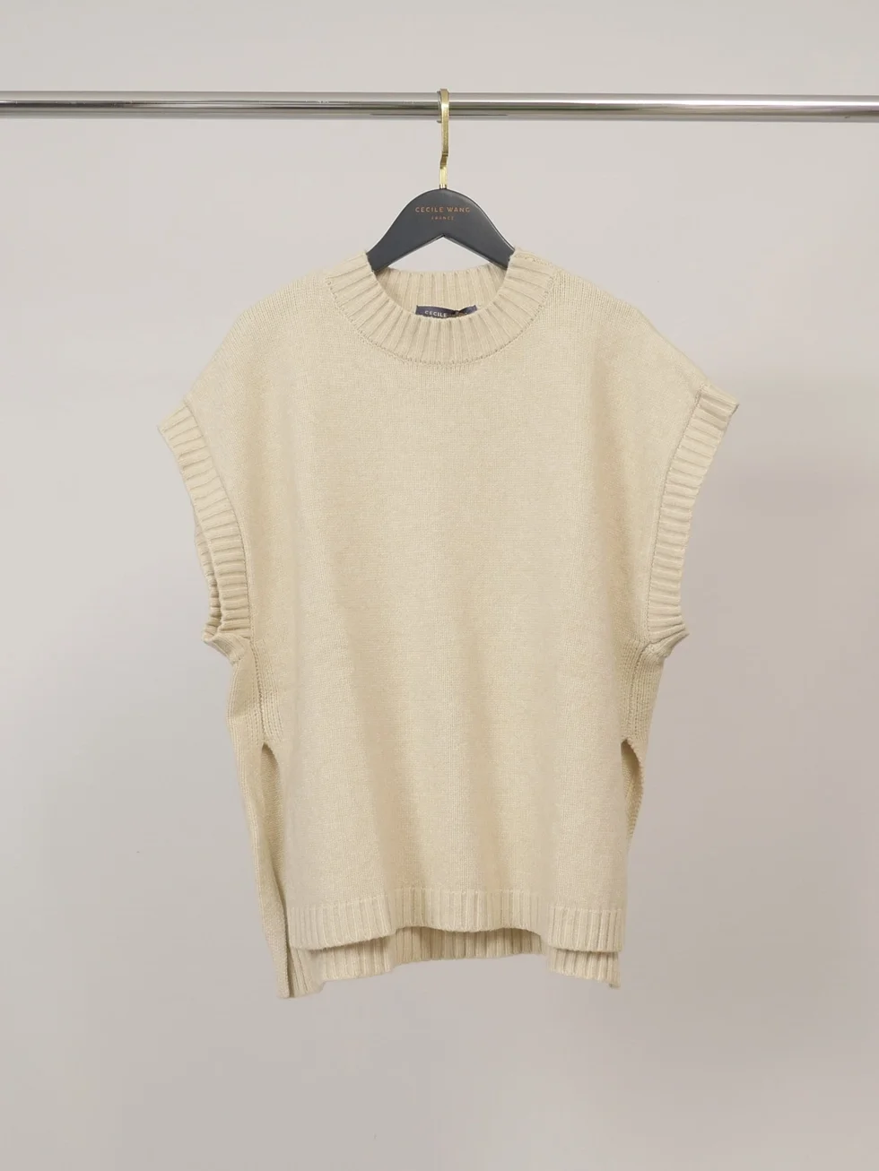 Sleeveless Knit Sweater with Ribbed Collar