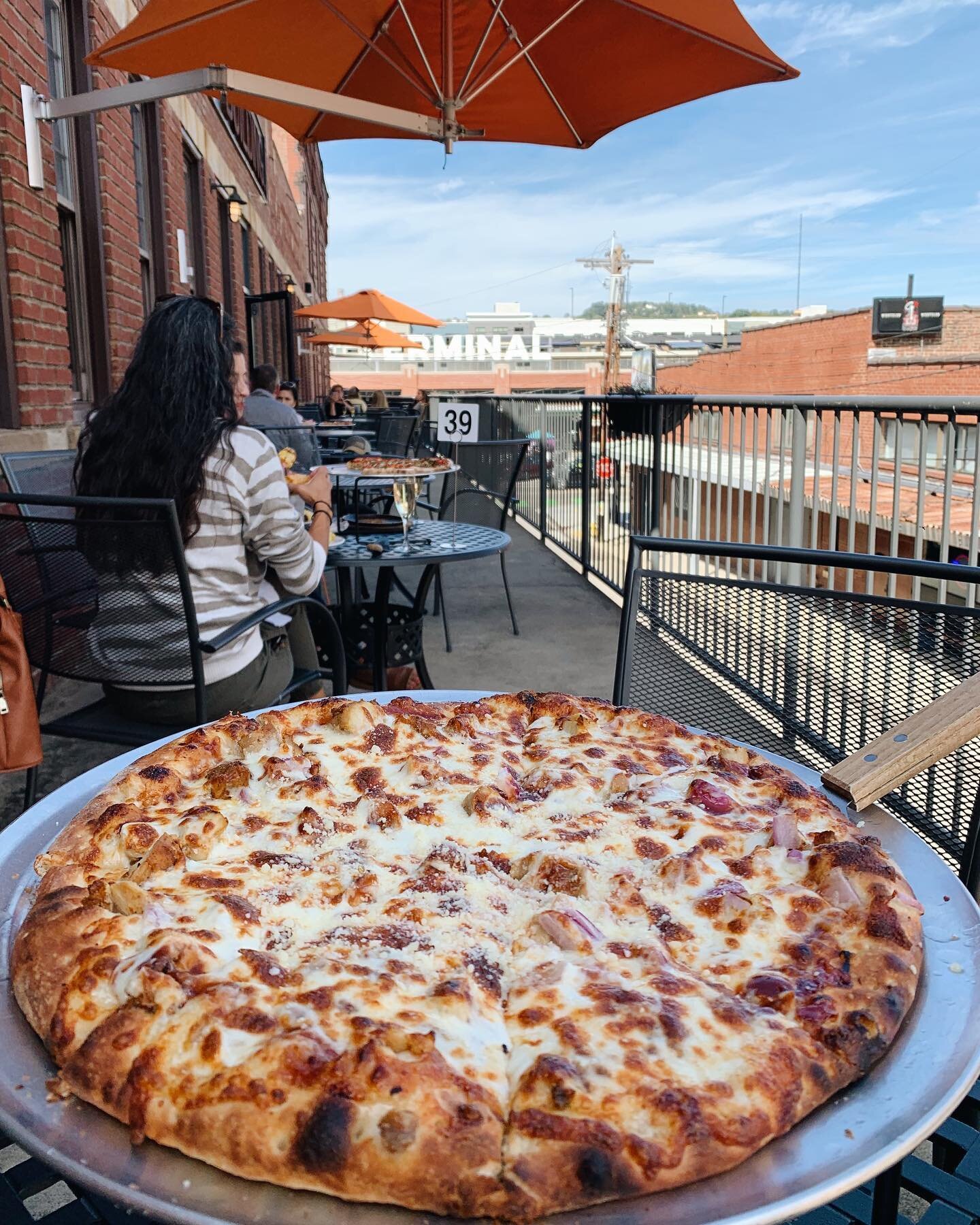 Whose ready for balcony days?!? 🍕⛱☀️ These 70&deg; days got us in the mooood for outdoor seating!! @thepamarket is opening their Courtyard Bar today for St. Patty&rsquo;s celebrations! So stop by for drinks, a pizza, and outdoor chillin&rsquo; in bo