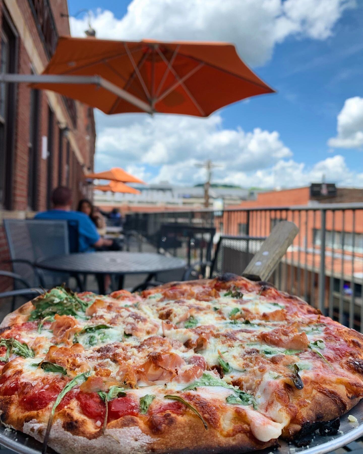 Happy #memorialdayweekend 🇺🇸🍕🍺
Enjoy refreshing drinks and hot pizza on our balcony with us today 🌞 

@thepamarket 11-5pm!