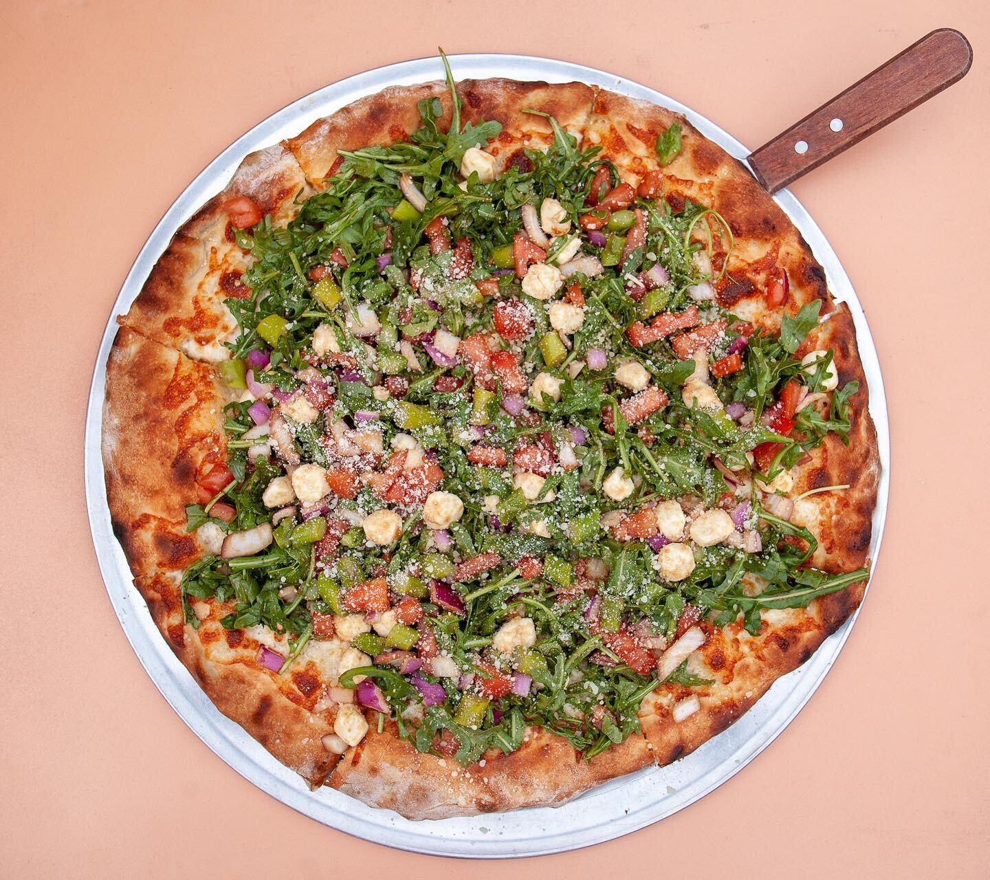 All garden fresh toppings on this pie😍 
Diced tomatoes, fresh mozzarella, onions, asparagus, and last but not least, arugula 🍅🌿 try out a medium or large, 𝘪𝘧 𝘺𝘰𝘶&rsquo;𝘳𝘦 𝘧𝘦𝘦𝘭𝘪𝘯&rsquo; 𝘪𝘵, tonight until 10pm!

📍2nd Floor @thepamark