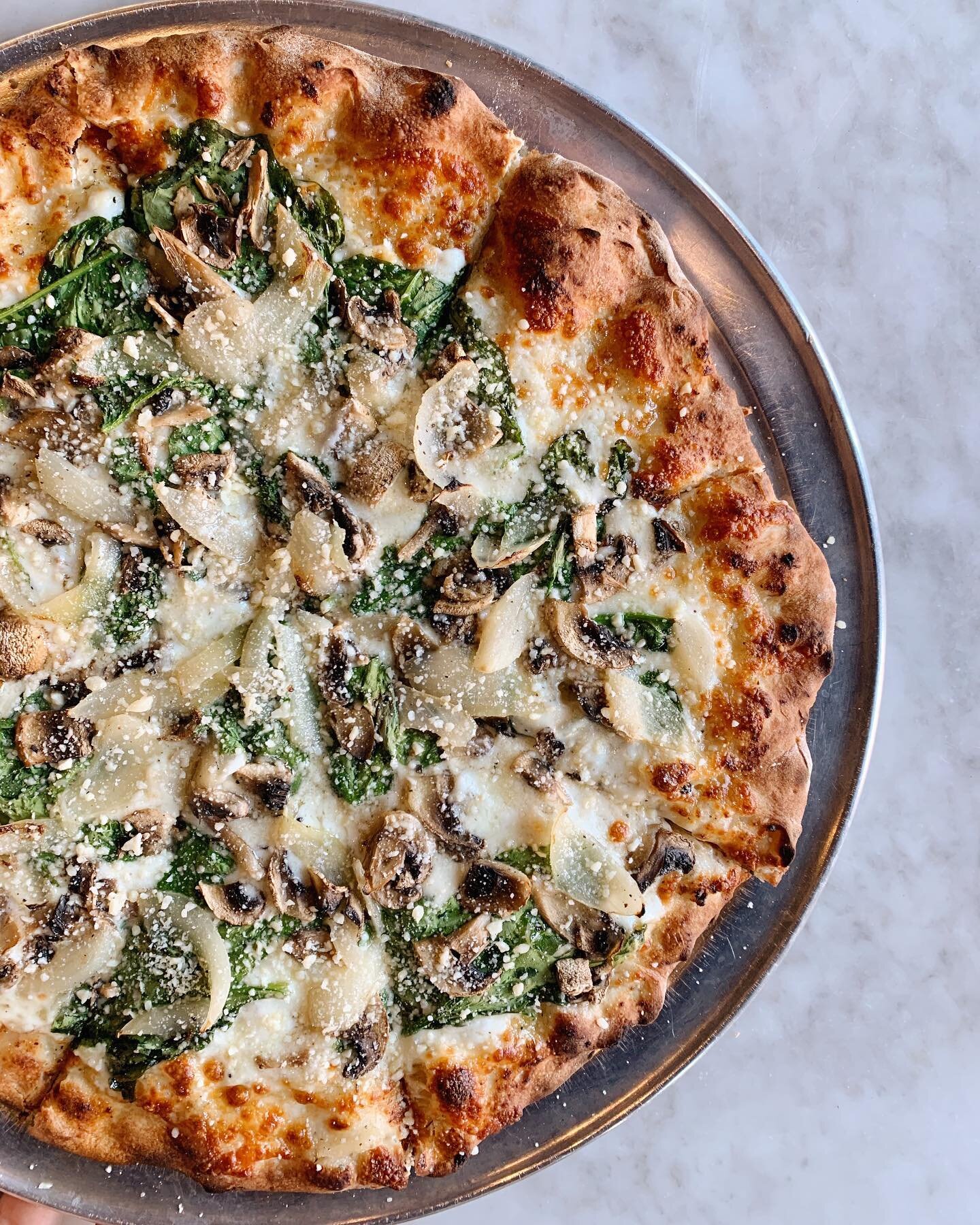 Happy Saturday!! We open at noon at @thepamarket for specialty pies 🍕 Grab a cocktail or 2 to start off your weekend right 🙌💥

📸: White Pizza // Fresh Mushrooms, Spinach, Caramelized Onion, Truffle Oil