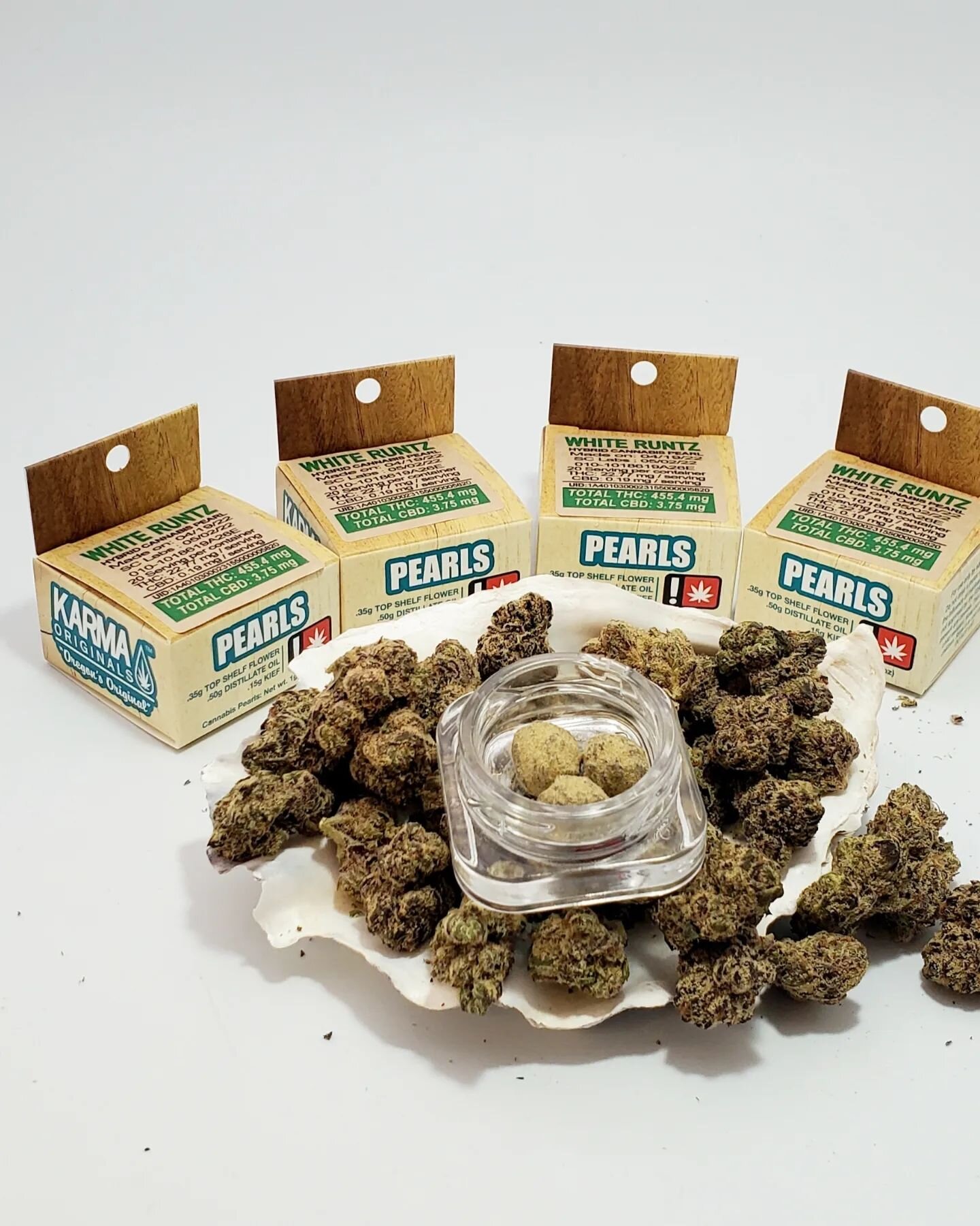 It's Friday!

Sending you off to the weekend with something fancy🔥💨

WHITE RUNTZ in perfect Pearls!
🍬🍭
Equally balanced Hybrid - 50% Sativa /50% Indica
Zkittlez x Gelato

👃 - earthy citrus and sweet fruits
👄 - saccharine candy with light sour c