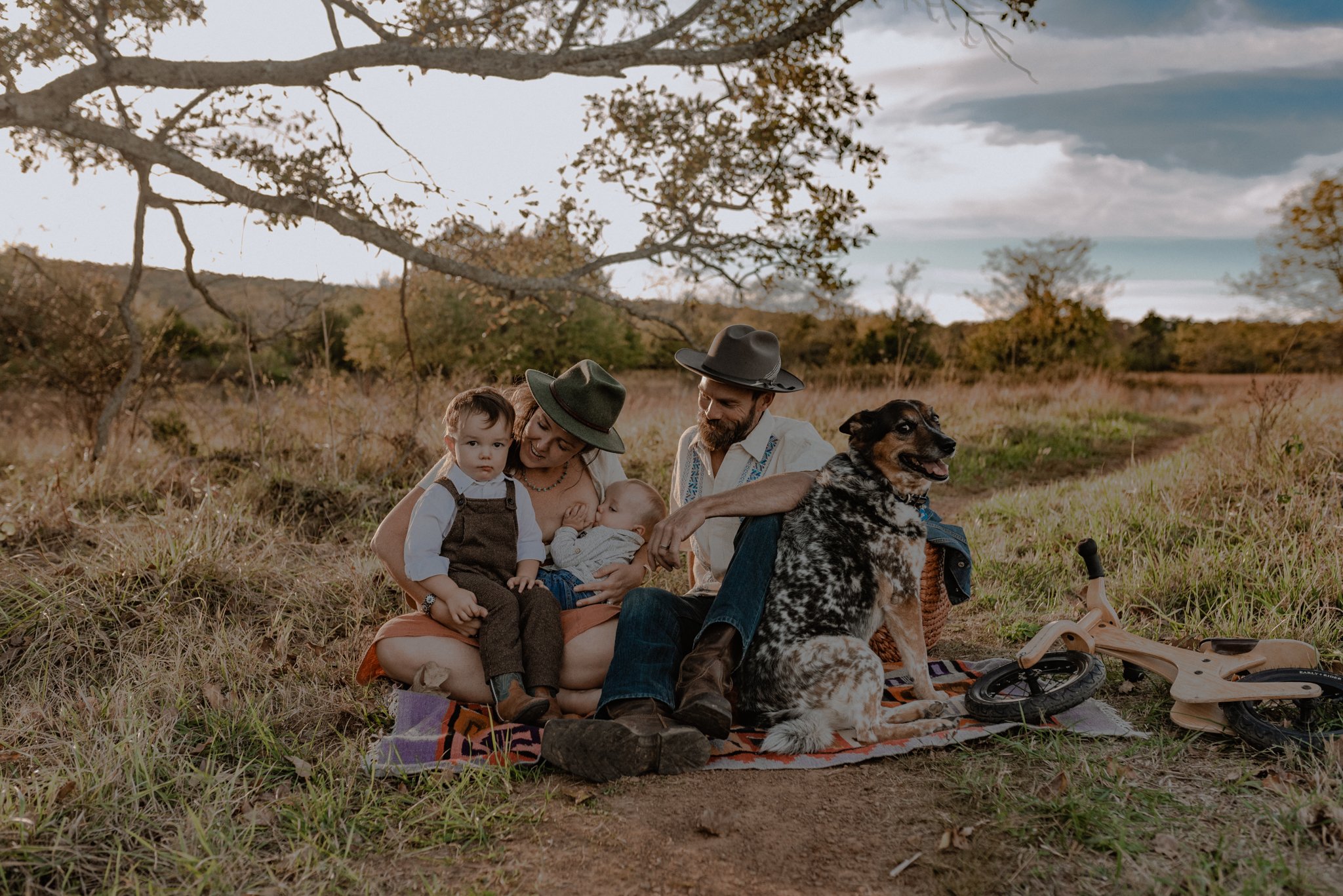 What to wear for a lifestyle family session in an
Arkansas field