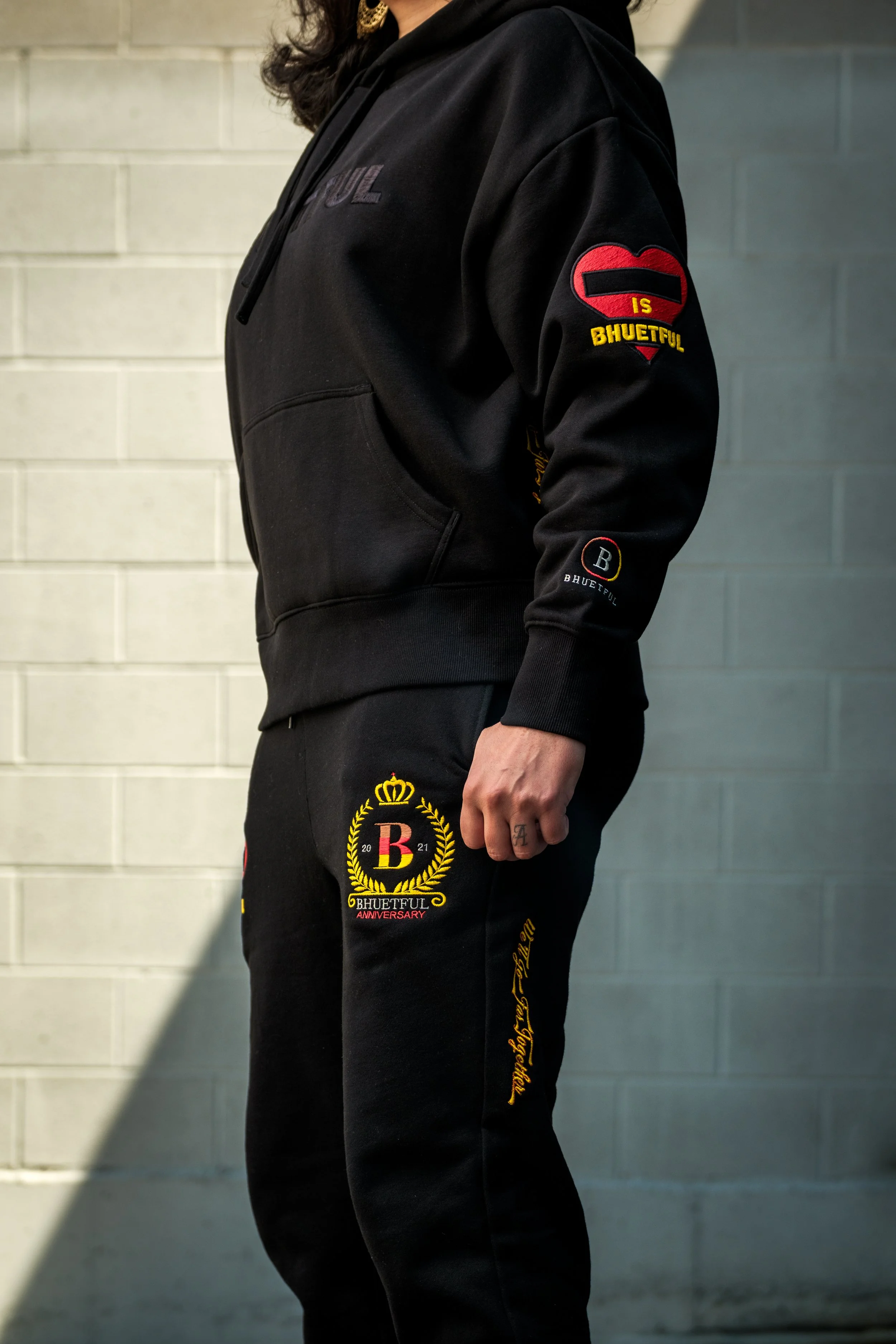LOVE IS ULTRA BHUETFUL BLACK ANNIVERSARY SWEATS SIS