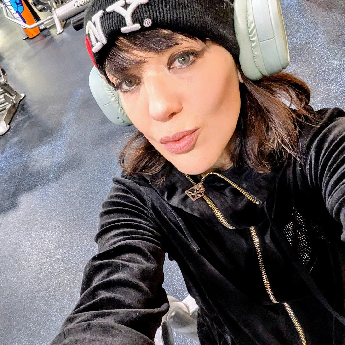 Your body doesn&rsquo;t need fixing. It needs understanding.
I work with women in perimenopause, menopause, and beyond who are ready to take their health seriously &mdash; without dieting, overtraining, or chasing trends.
Through integrative nutritio