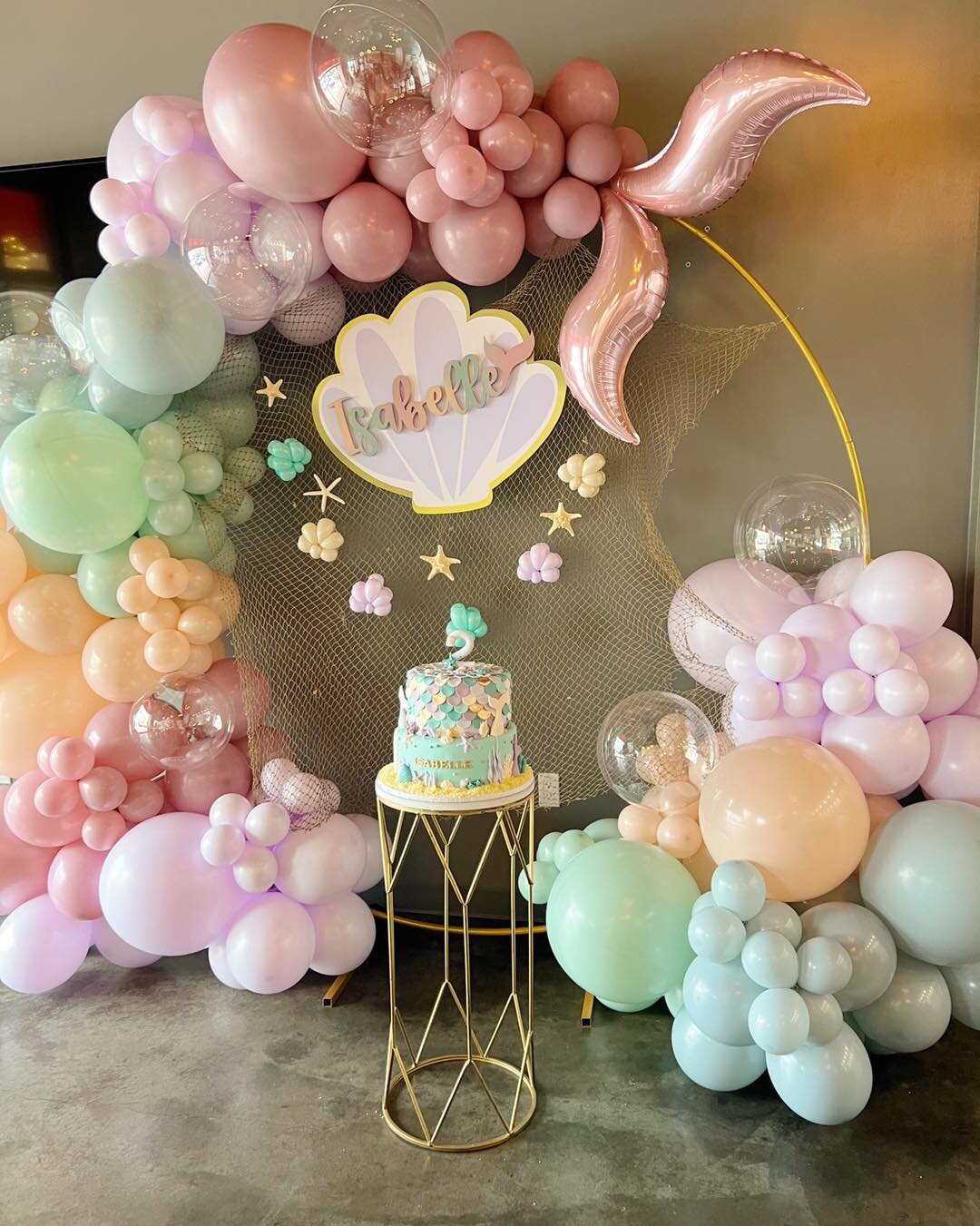 🧜&zwj;♀️ Diving into the magic of the sea at these wonderful Mermaid Theme Birthday Parties ✨ Do you love them as much as we do?

Details that took our breath away:
💗 pastel color palette
💗 gorgeous balloon arch
💗 intricate details like mermaid t