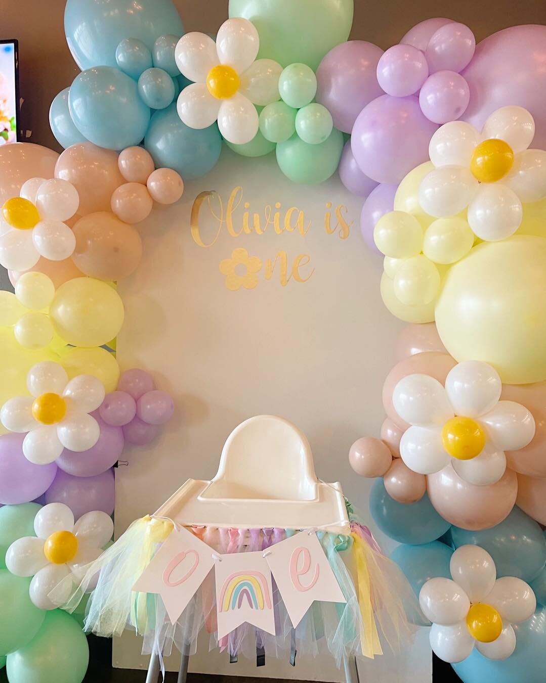 🎂 Your little miracle turns one and that deserves a birthday party filled with cuddles, giggles and endless joy!

Take a look at these sweet colorful baby parties we were honored to host 🙏

💝 During our private parties, we will take care of:
- Del