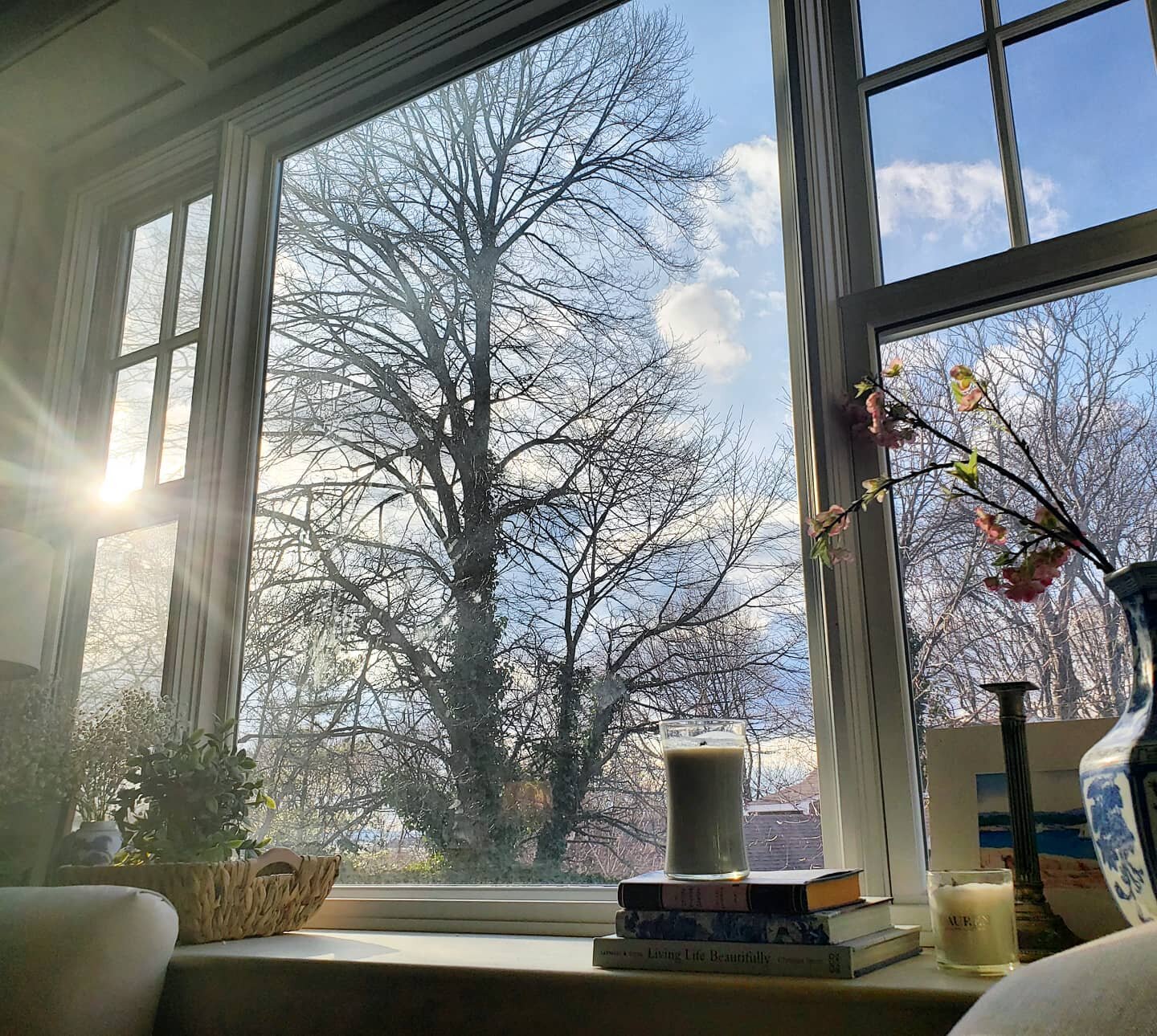 Let that winter light in! In our opinion, you can never go wrong with big windows. This space actually used to just be a blank wall. 😳 Definitely much improved!

#marvinwindows #customtrim #deepwindowsill #bigwindows #benjaminmoore #ivorywhite