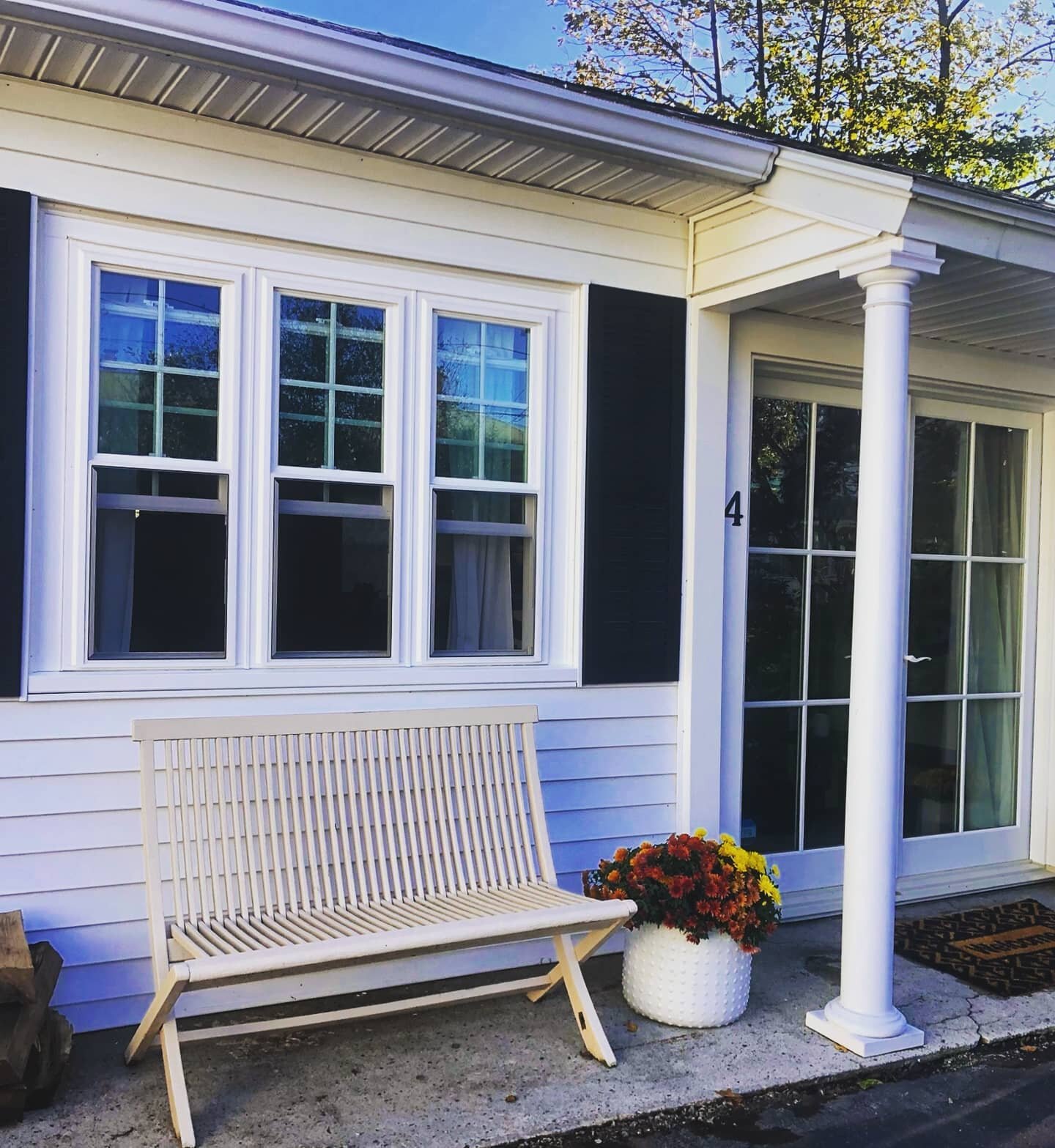 A few changes can have a major impact. Here, we put in a new French door, windows, and columns to one of our favorite people's homes - @aprilcontrado_realestate (whose personal touches really pulled the look together). Always a fun project when you'r