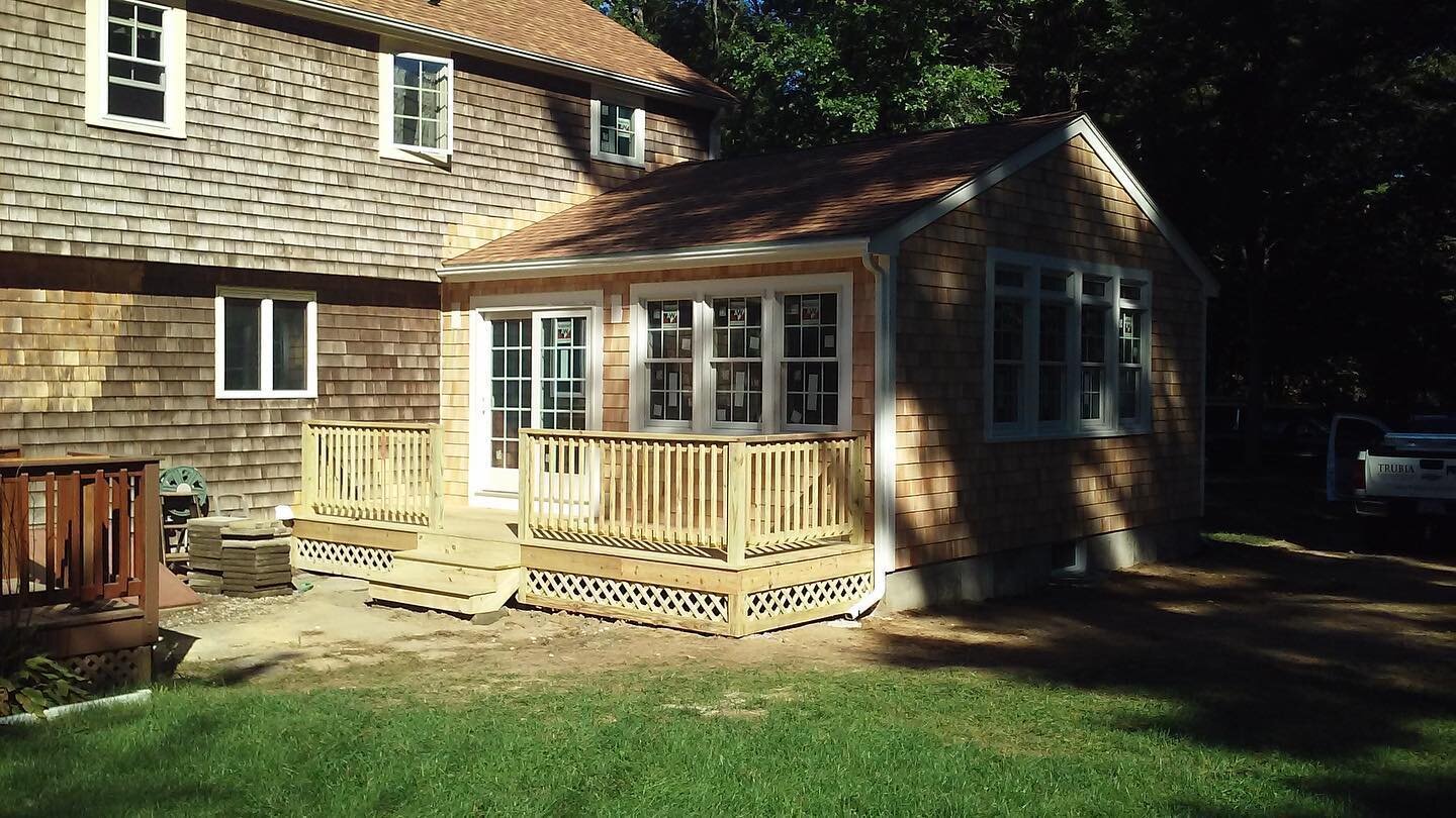 Fun 480 sq ft family room addition in Hingham &mdash; complete with Andersen windows, white cedar shingles and custom finishes! ➡️➡️➡️➡️ swipe for before and afters! #trubiaconstruction #residentialconstruction #hinghamlumberco #massgreen #andersenwi