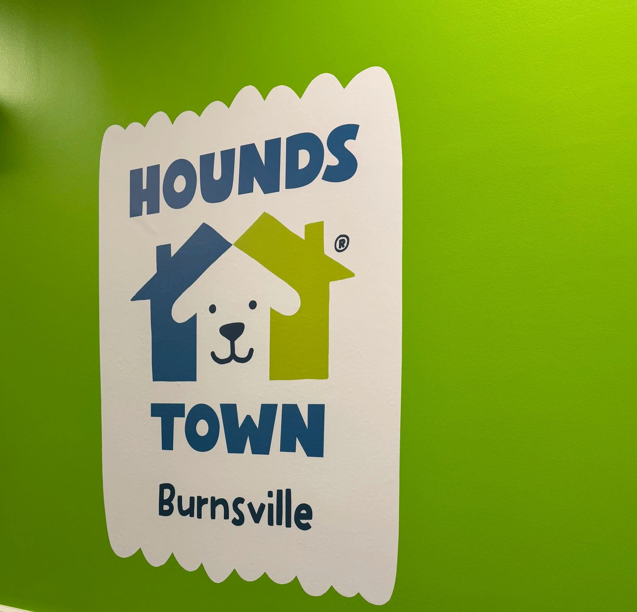 Hounds Town USA Opens First Minnesota Location in Burnsville, Bringing Inclusive Dog Daycare, Boarding &amp; Spa Services to the Twin Cities