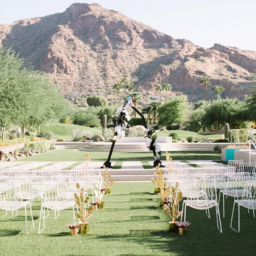 It&rsquo;s the freakin weekend so DOWN THE AILSE THEY GO 🤍
.
Cambria chairs, modern backdrop and .. CAMELBACK ⛰ 
.
Planners &amp; Designers: Konsider It Done @konsideritdone
Venue: Mountain Shadows @mountainshadowsaz
Photographer: Lea Bremicker @lea