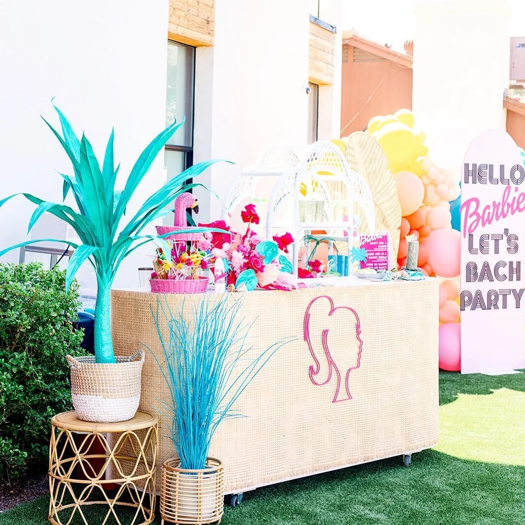 Serving up pool side cocktails ⚡️
.
.
.
.

Weekend Magic Makers
Rental House&nbsp; &nbsp;@bellapalazzoestates
Designers:&nbsp;@iamcreativematiana&nbsp;@iamcreativekate
Rentals:&nbsp;@dang.finerentals
Florals:&nbsp;@bloomandblueprint
Balloons:&nbsp;@c