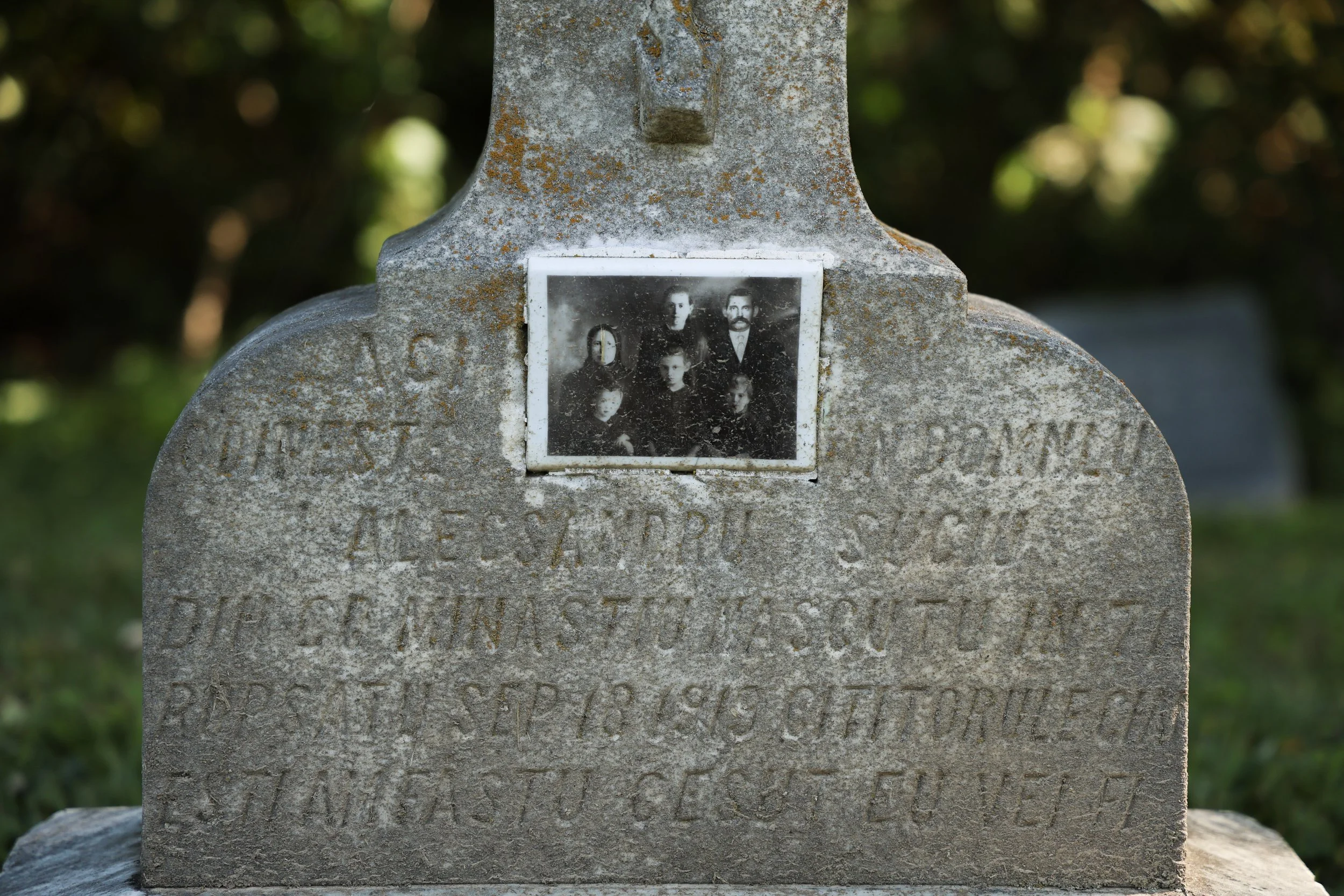 This headstone is inscribed entirely in Romanian.