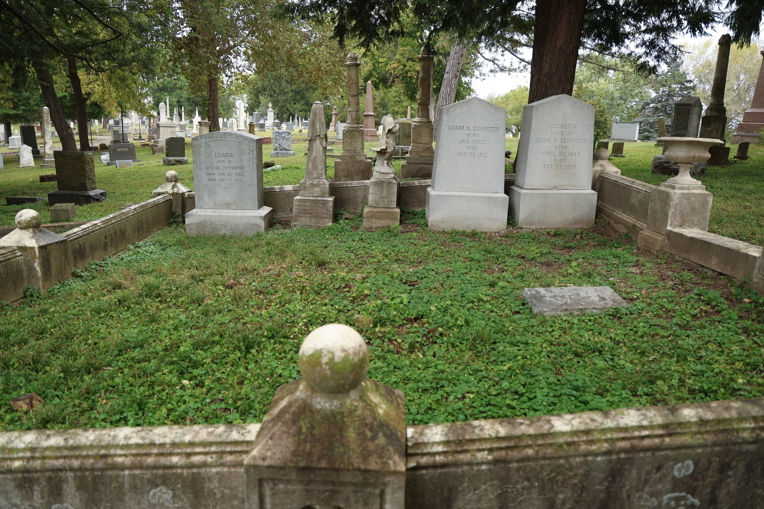 The Schuster family plot. "Little Edna" was the first to be buried there after dying at only seven, hence her being centered.