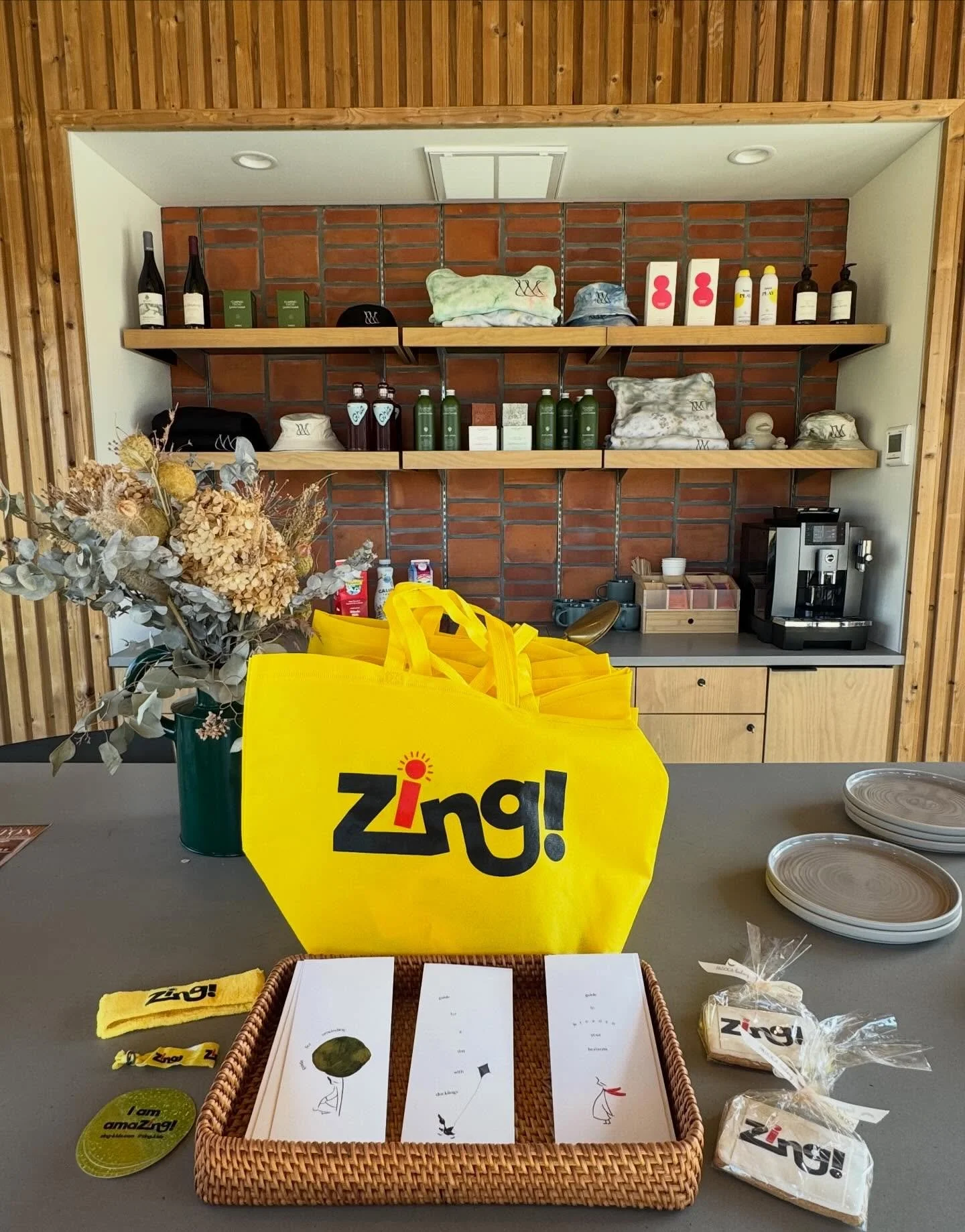 ☀️Last week we hosted our first class at the beautiful @threeduckswesthampton in collaboration with @colorpopworkshophamptons and it was amaZING✨

Parents enjoyed the serene hotel experience with fresh pastries, coffee &amp; tea while the kids got mo