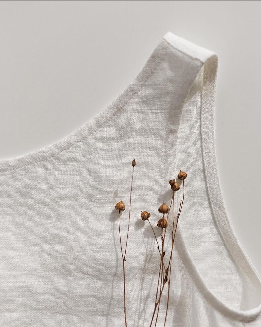 All the summer feels for this beautifully crafted ethical clothing line by @sheslinen 🤍 Go give them a follow!