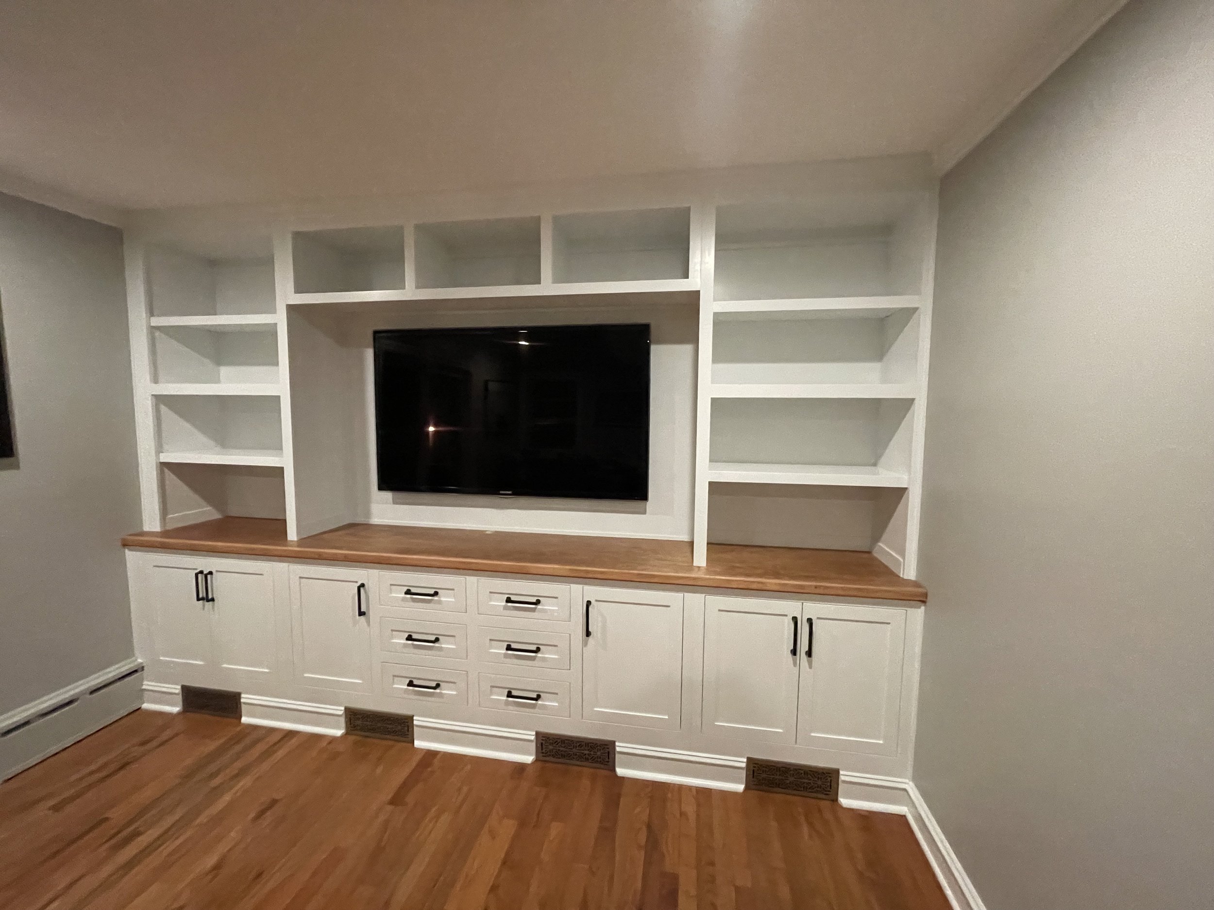 Custom Fitted Media Unit.
Featuring Maple countertop and Shaker style soft close doors and drawers.
Reference No. 177