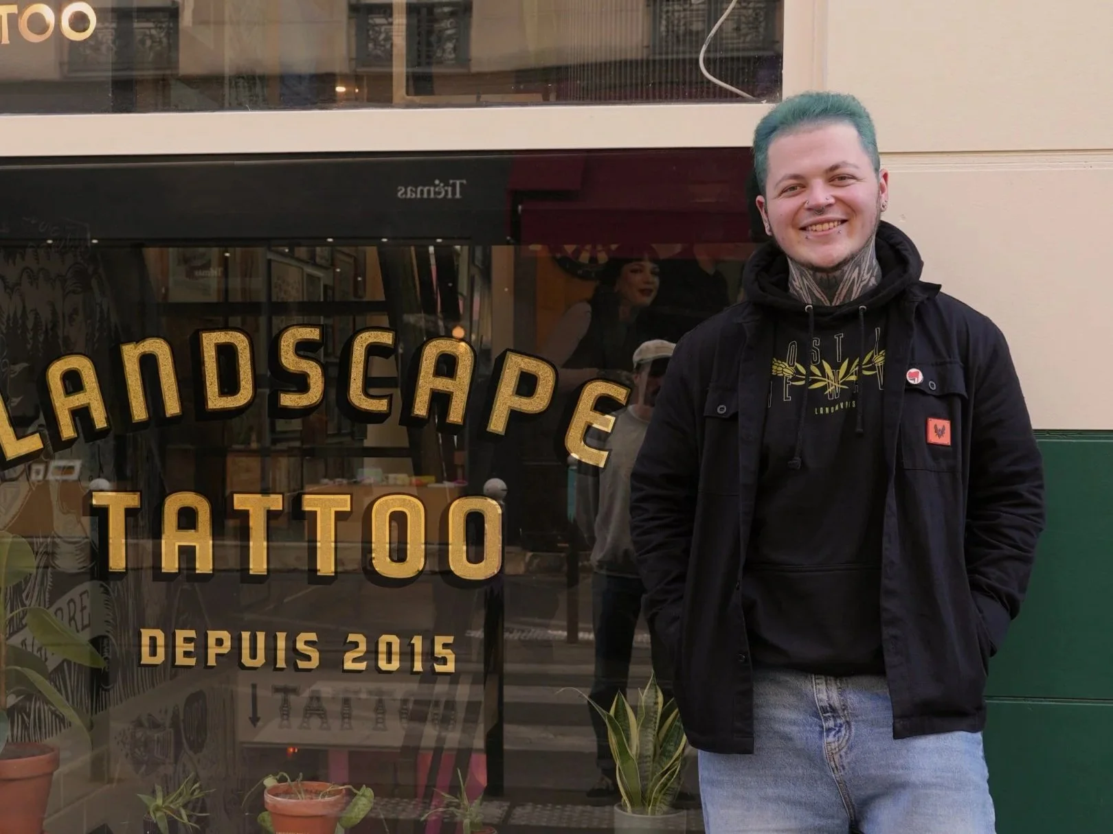 Pierceur de Landscape Tattoo devant le salon de tatouage et piercing paris 11e