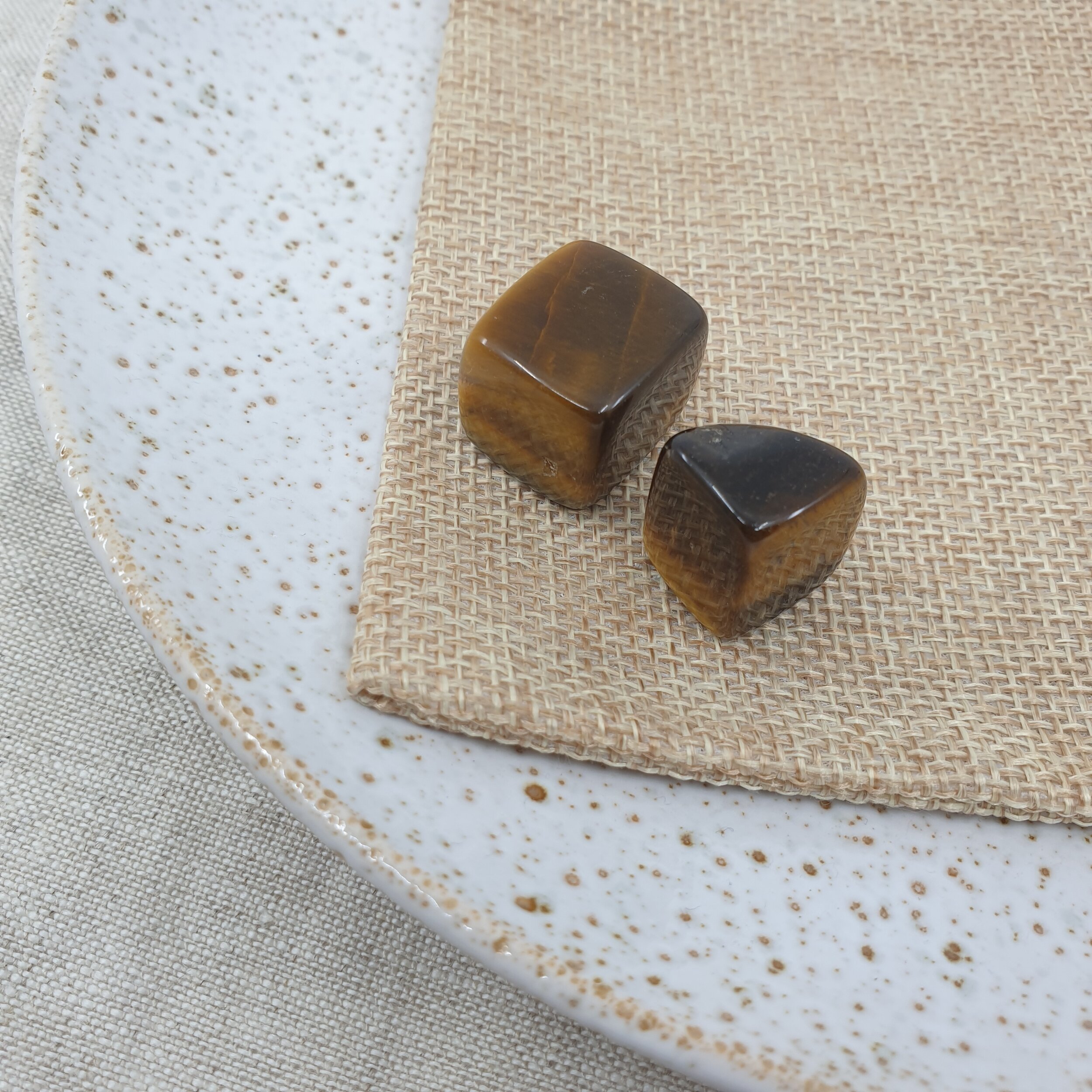 Tiger_eye_cubes.jpg