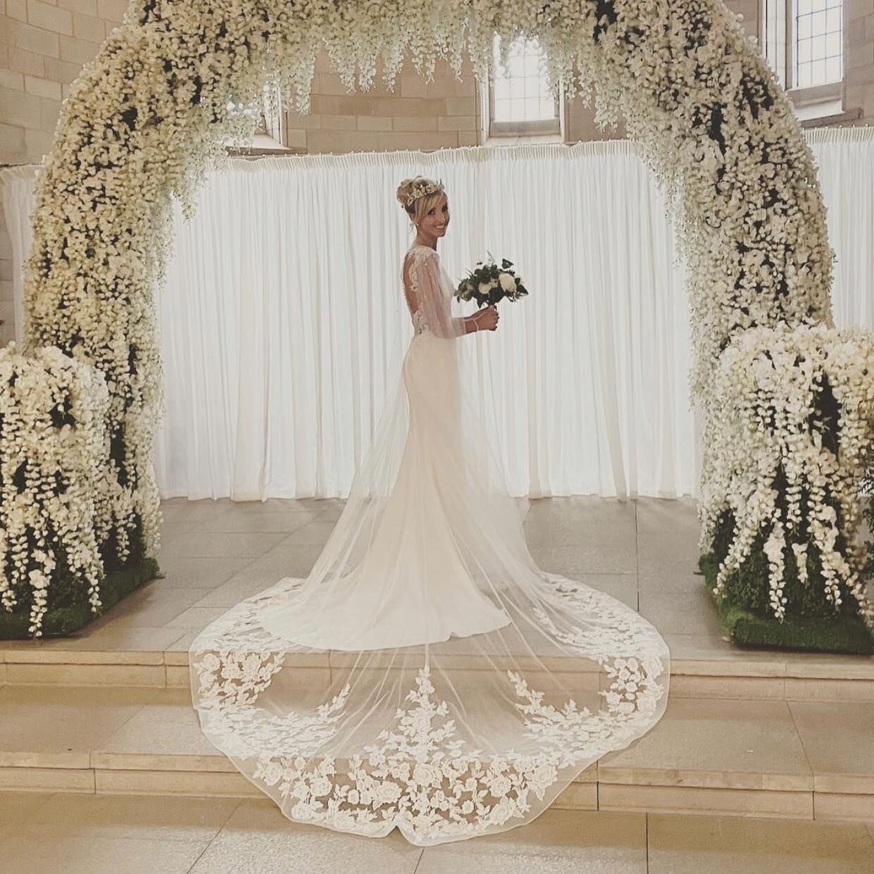 Beautiful bride in a beautiful dress 👰🏼happy 1 month anniversary 💗 
#weddingdressgoals @littlepearlbridal 💗
#sneatoncastle #sneatoncastleweddings #simplystunning #civilceremony #covidwedding 
#castleweddings #onemonthmarried @mrs_farrier @robbief