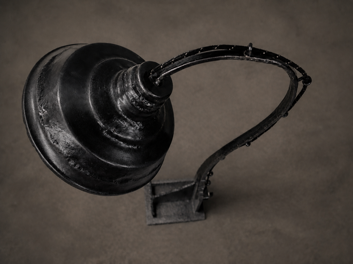 IMG_2594_photoreal_wire_cleaned_neutral_black.png