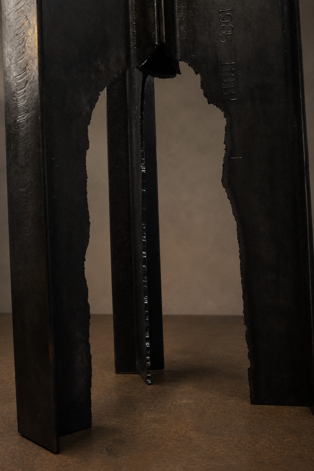 metal-table-studio-taupe-legs.png