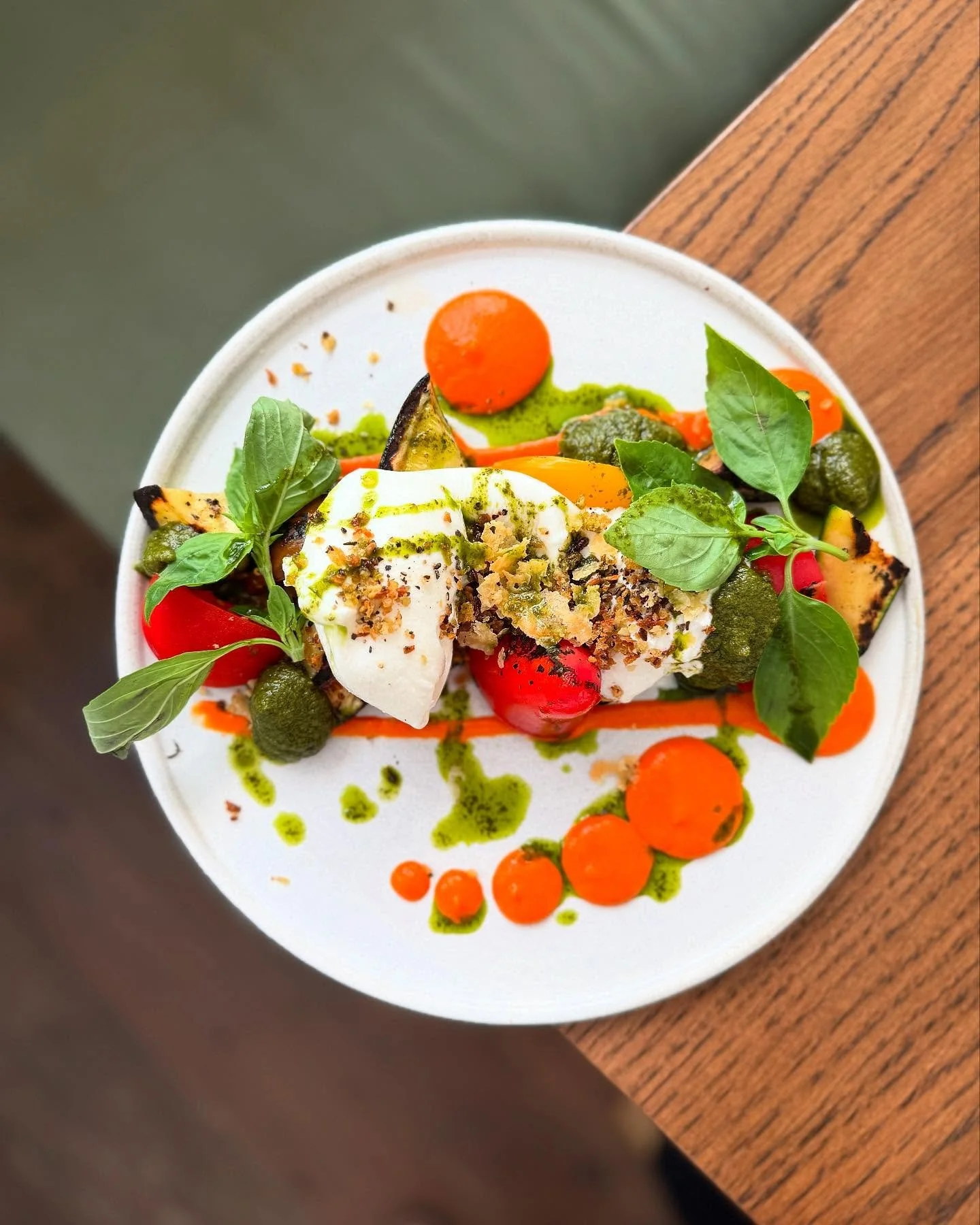 Seasonal Summer Menu:
A WHOLE BURRATA LOVE (VG 🌱 / GF ✅)
Burrata, @lachasseproduce heritage tomatoes, @lachasseproduce charred courgette, pine nut pesto, @lachasseproduce red pepper pur&eacute;e, garlic &amp; thyme pangrattato, @annevillefarm baby b