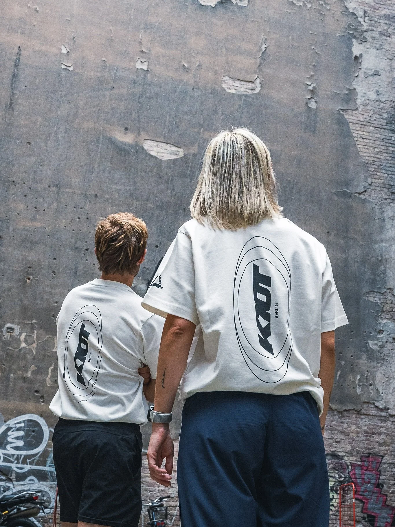 🪭 @KRAFT10TAUSEND SHIRT DROP 🙂&zwj;↕️

Quali zum Verlieben: 100% Baumwolle. Made in Turkey. Banger Umschlaglabel.

➡️ Ab sofort im Vorverkauf unter tickets.kraft10tausend.de 
💅 29&euro; f&uuml;r alle Abholer am am 30.08. im Cantianstadion
🫦 39&eu