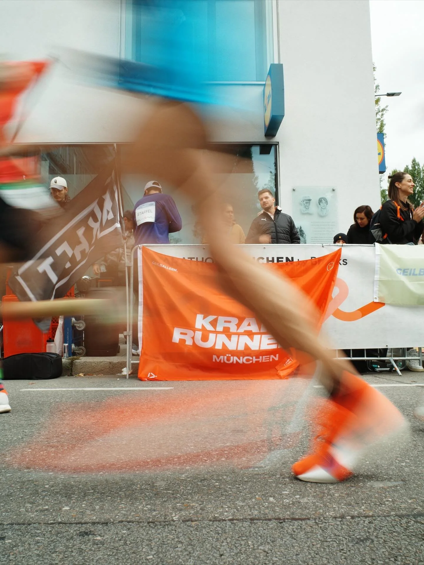 Kurzer Stimmungscheck aus der Cheering Zone vom M&uuml;nchen Marathon 😮&zwj;💨🔥

📸 @mike.palmes