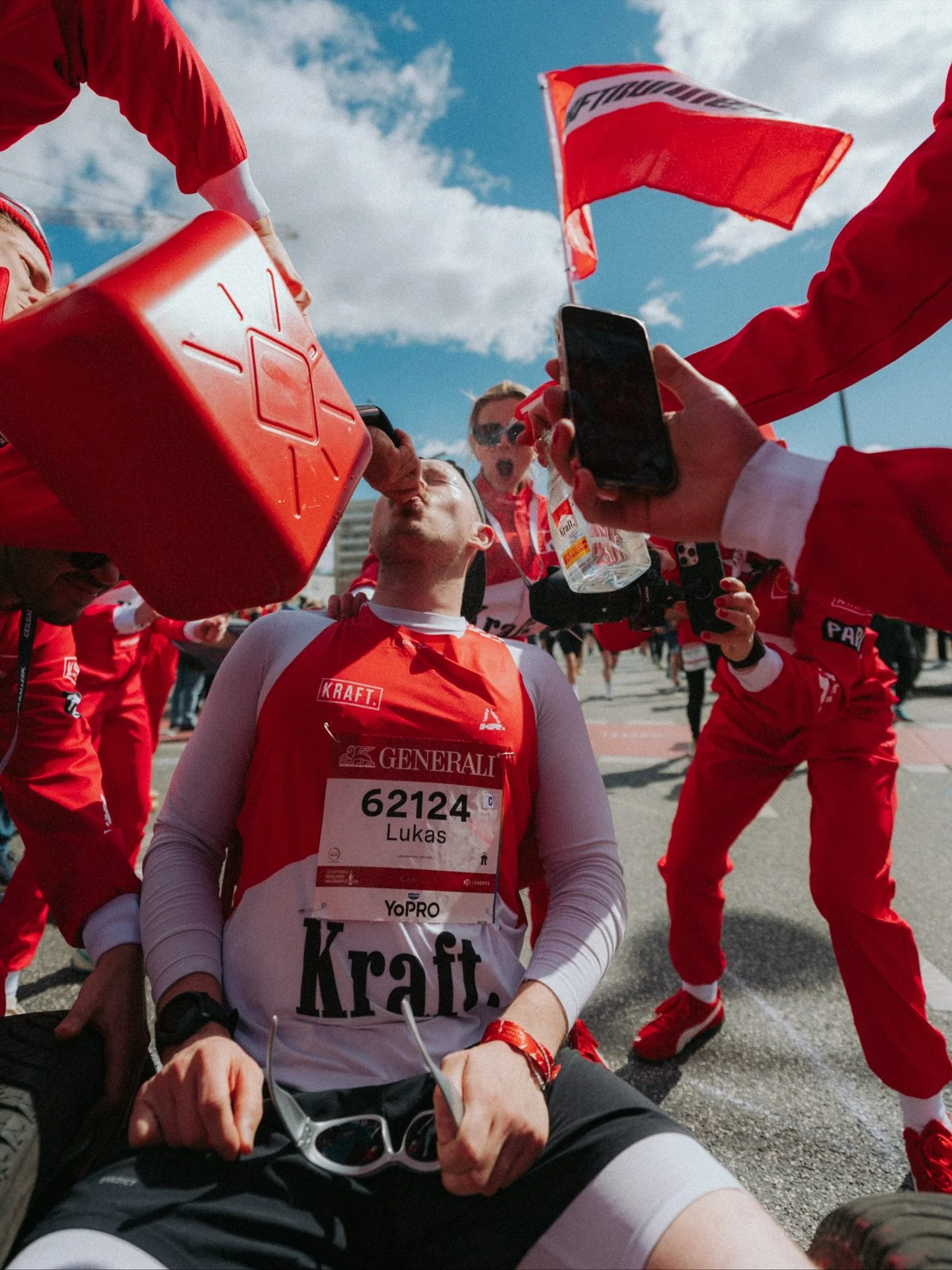 Season vorbei &ndash; aber ihr habt immer noch Bock zu racen? Mit den Scuderia KRAFT Race Tanks holt ihr euch das Race-Feeling auch in die Off-Season.

Dienstag droppen wir die letzten Gr&ouml;&szlig;en exklusiv im Newsletter. 💌