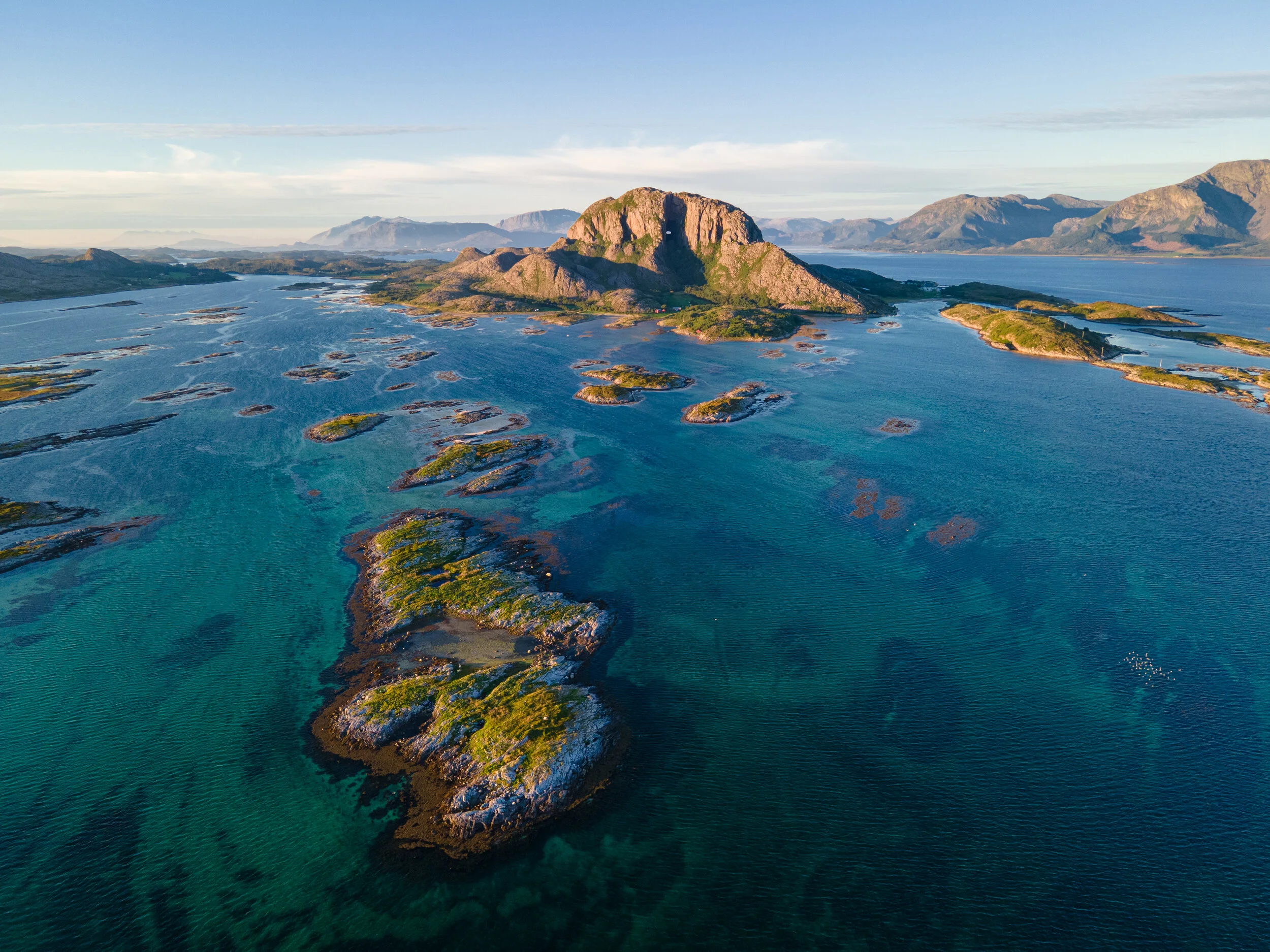 10 Torghatten foto Kristoffer Møllevik Visithelgeland.jpg