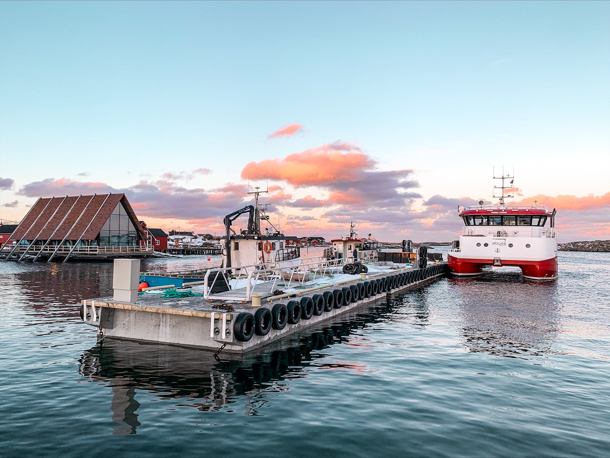 Ny flytebrygge i Lovund