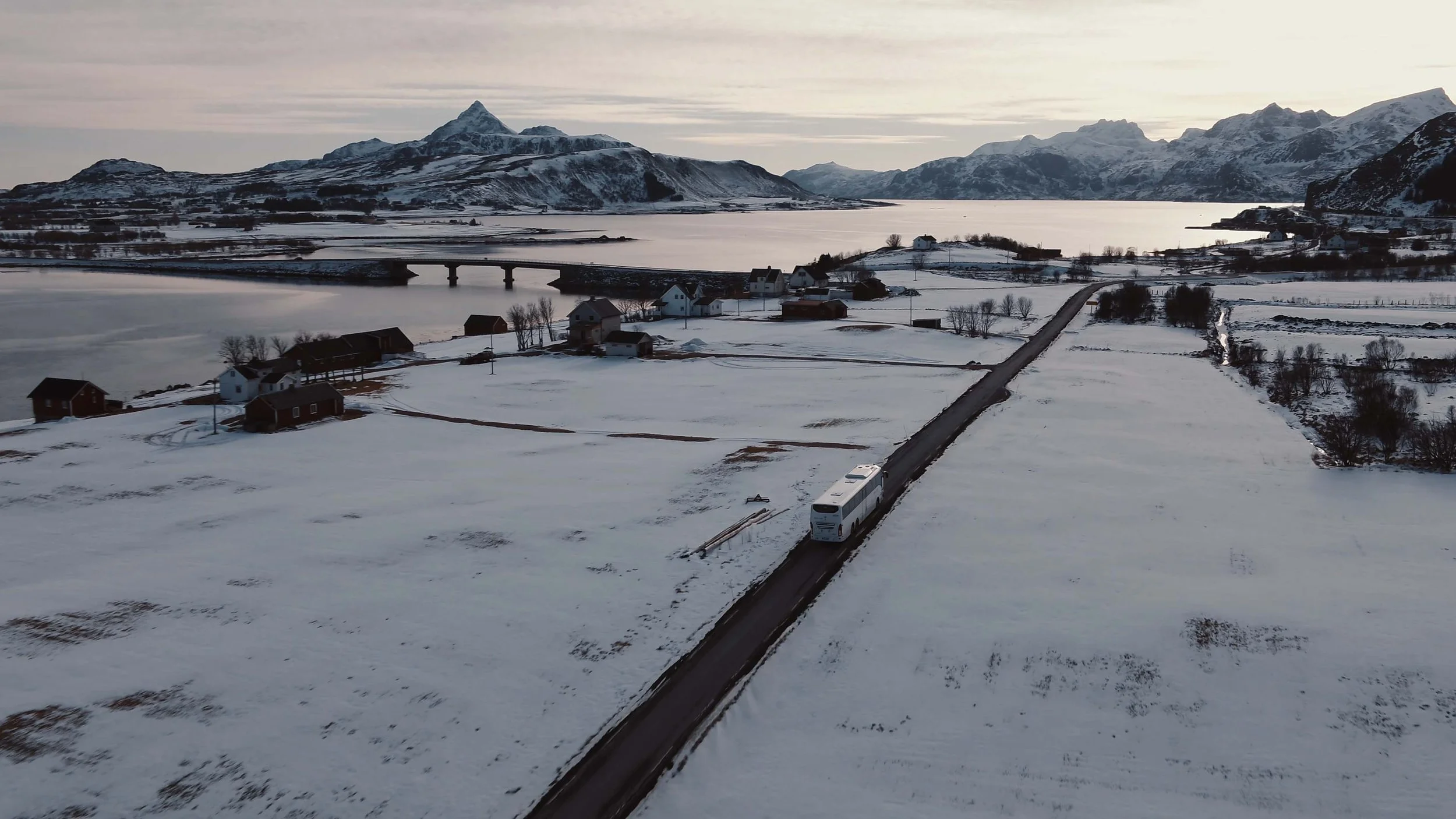 Reis - Nye busser Lofoten framegrab02 copy.jpg