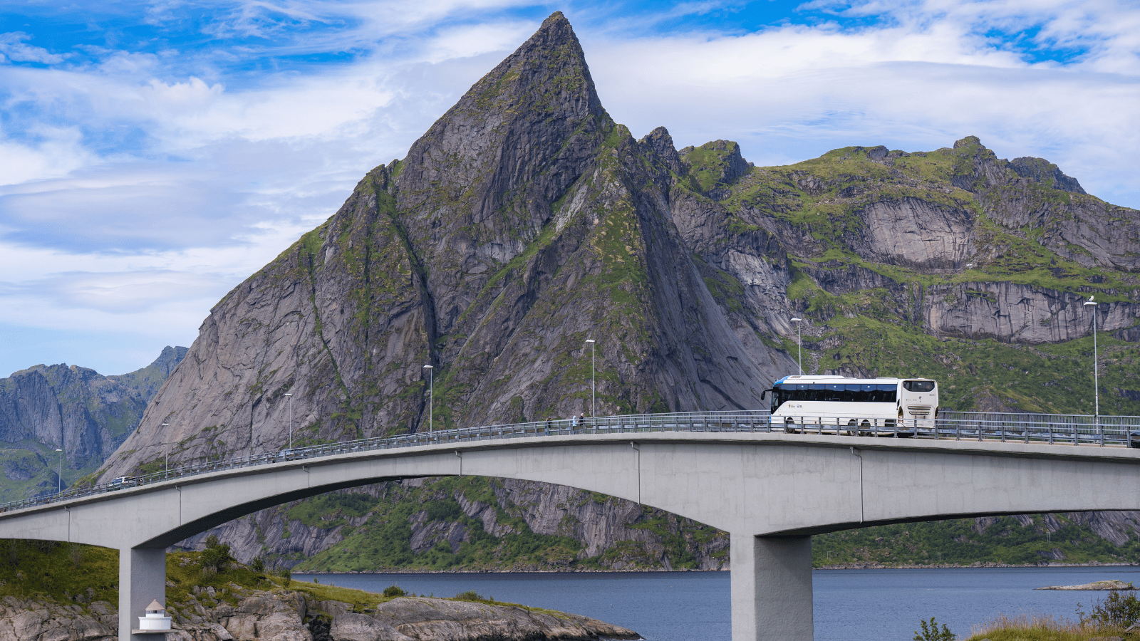 Buss kjører over bro