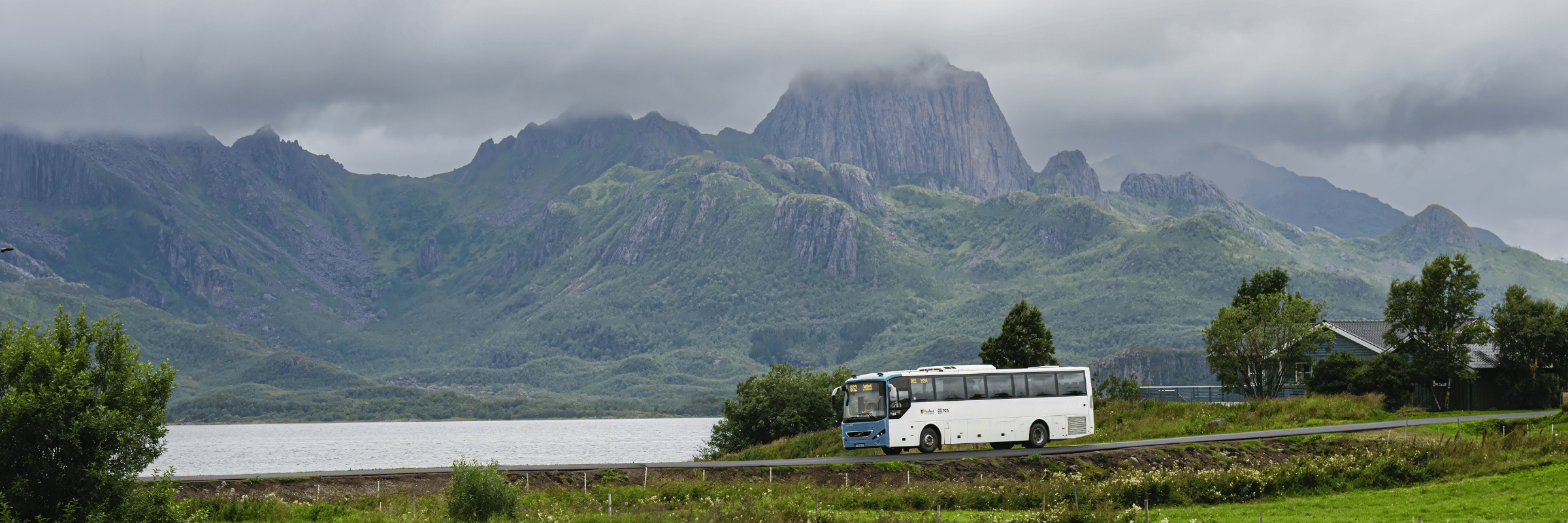 Buss kjører i landskap
