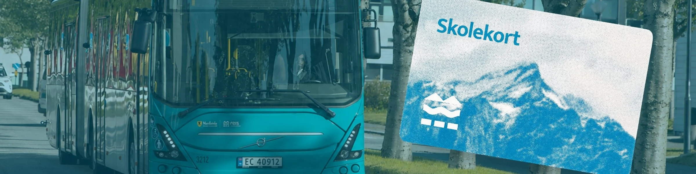 Bilde av forsiden på skolekortet, med en buss i bakgrunn