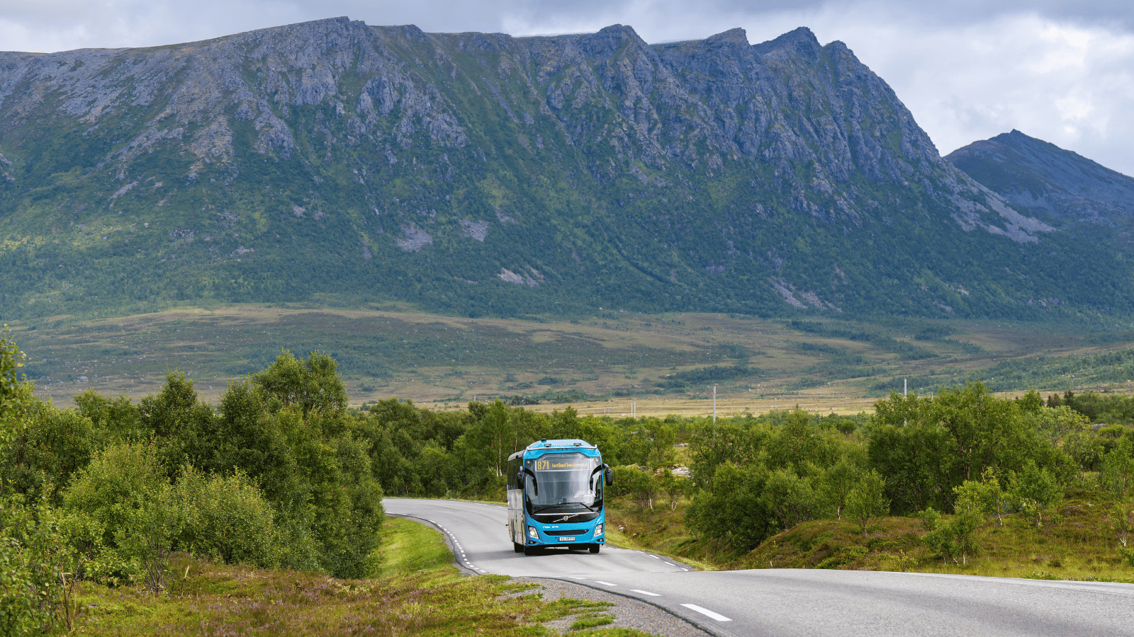 Buss forfra, kommer kjørende