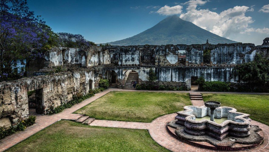 Ancient cloister of convento de san jeronimo