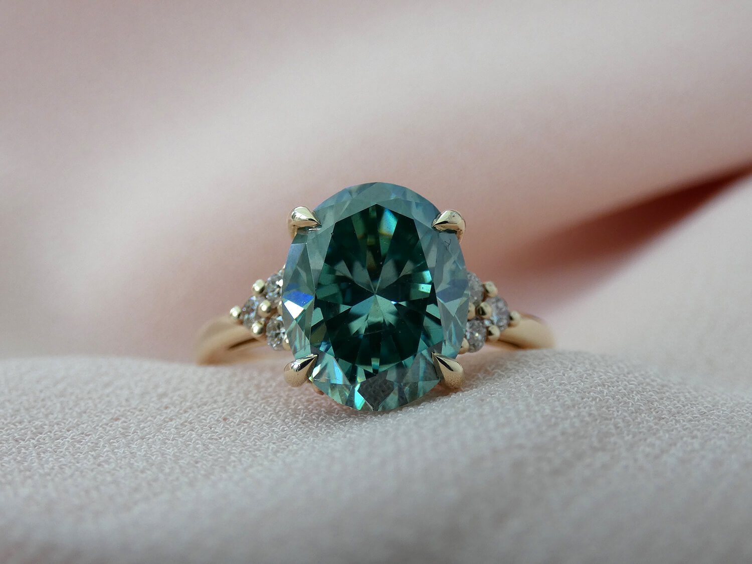 Sarah heulwen lewis bespoke jewellery diamond ring green moissanite