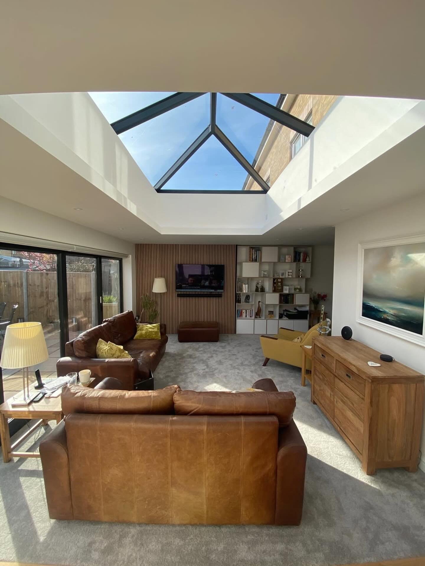 Take a look at this extension completed by our member @rosewood_contracting 
🏗️
It was designed to create a more functional and versatile space, featuring a new lounge and utility room. The addition of a large roof lantern floods the area with natur